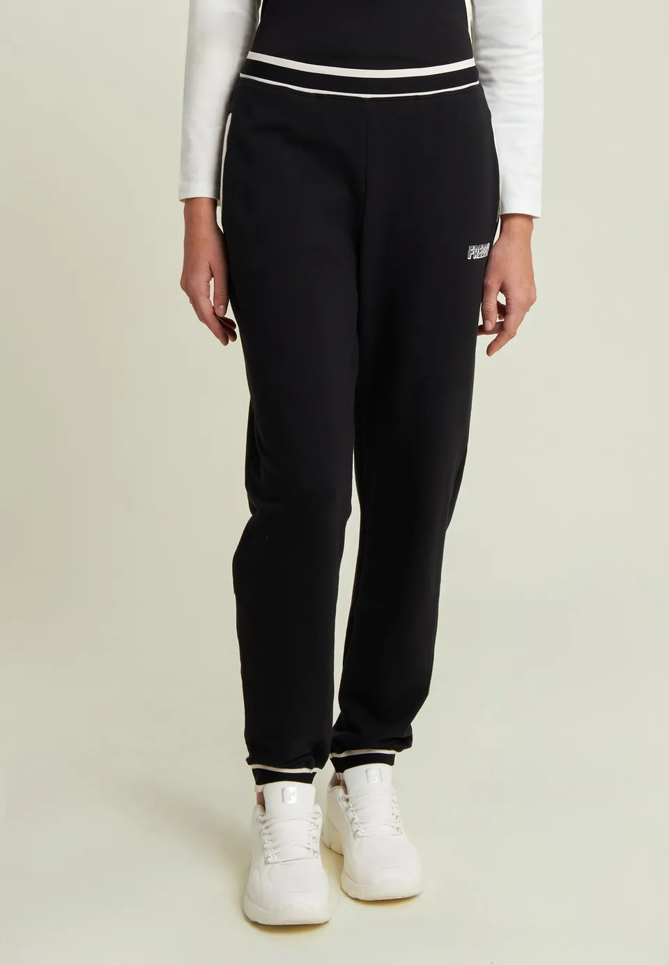 freddy-pantaloni-regular-in-felpa-nera-con-righe-bianche image 1