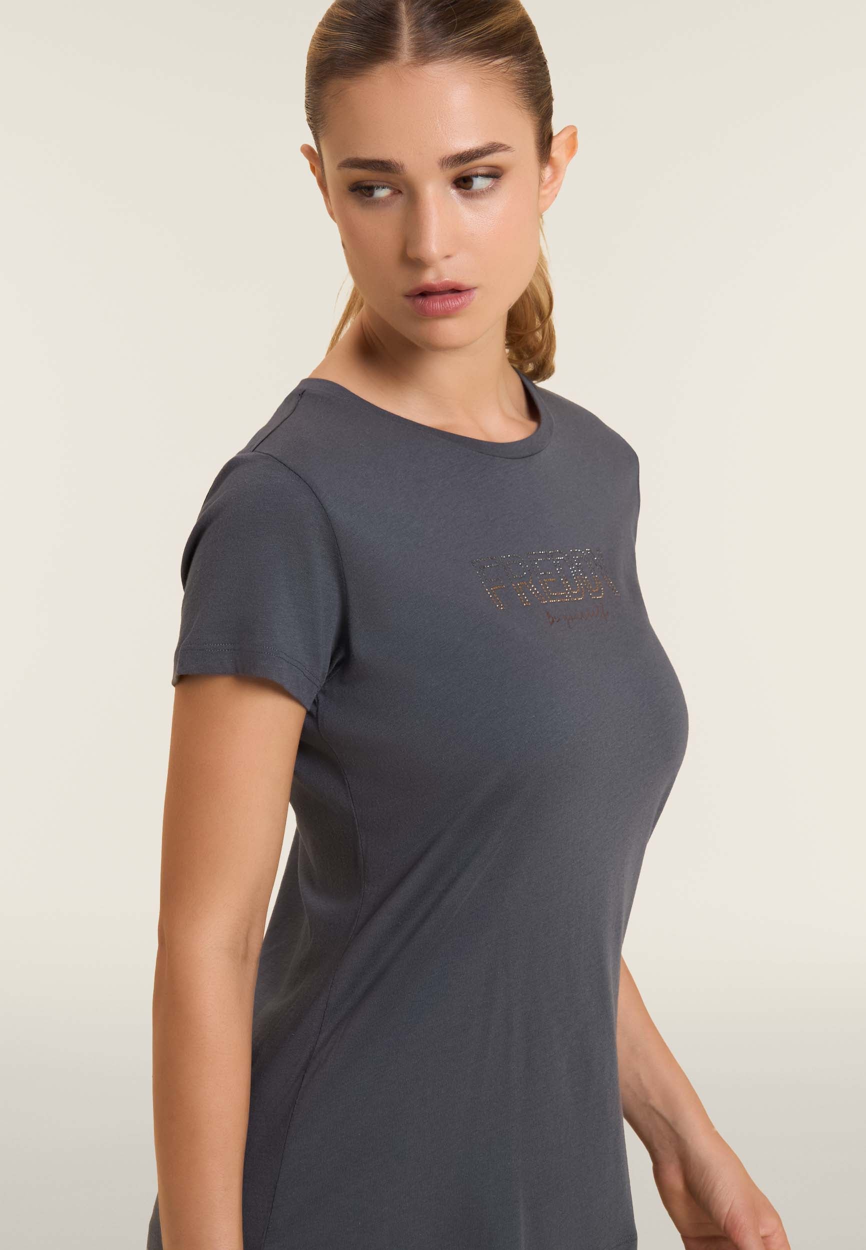 freddy-t-shirt-donna-con-spacchi-laterali-e-logo-in-strass image 4