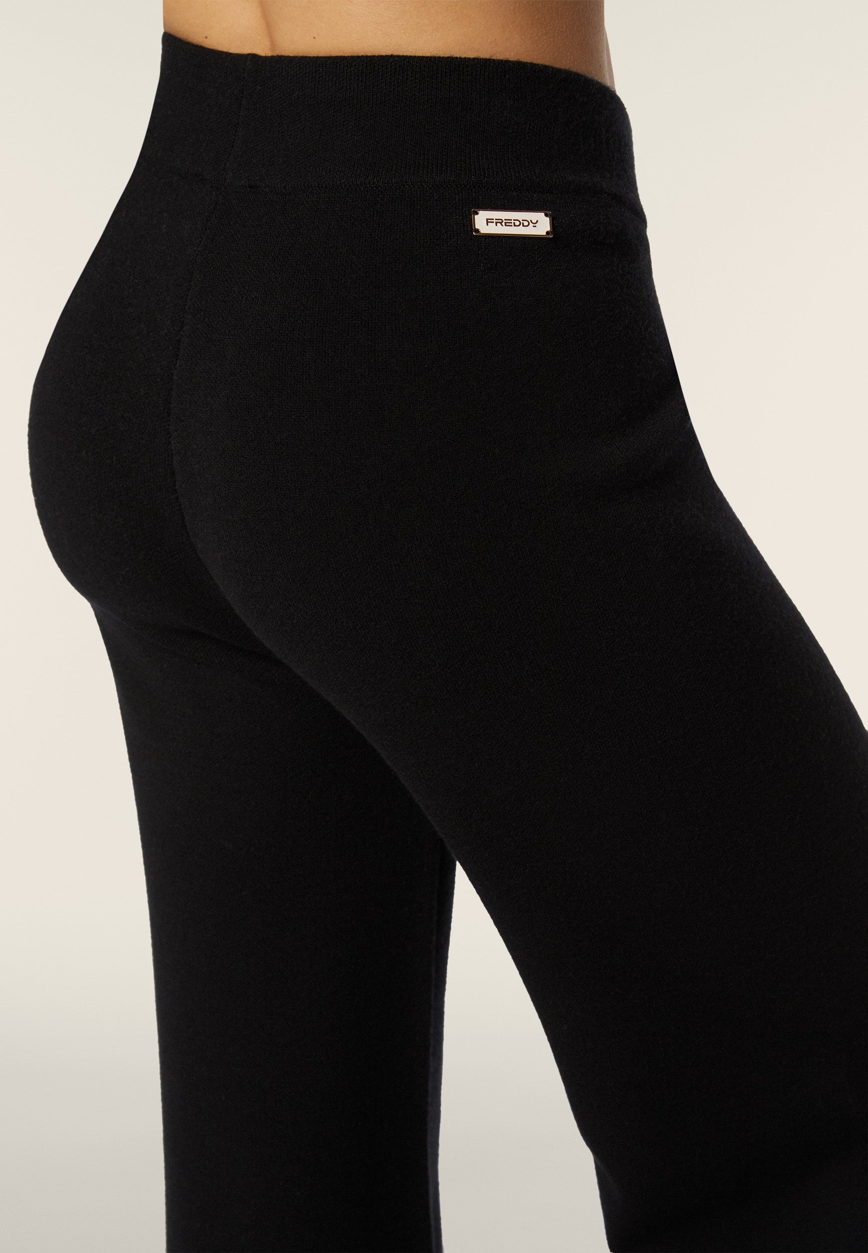 freddy-pantalone-comfort-fit-in-maglia-tricot-rasata-senza-cuciture image 4