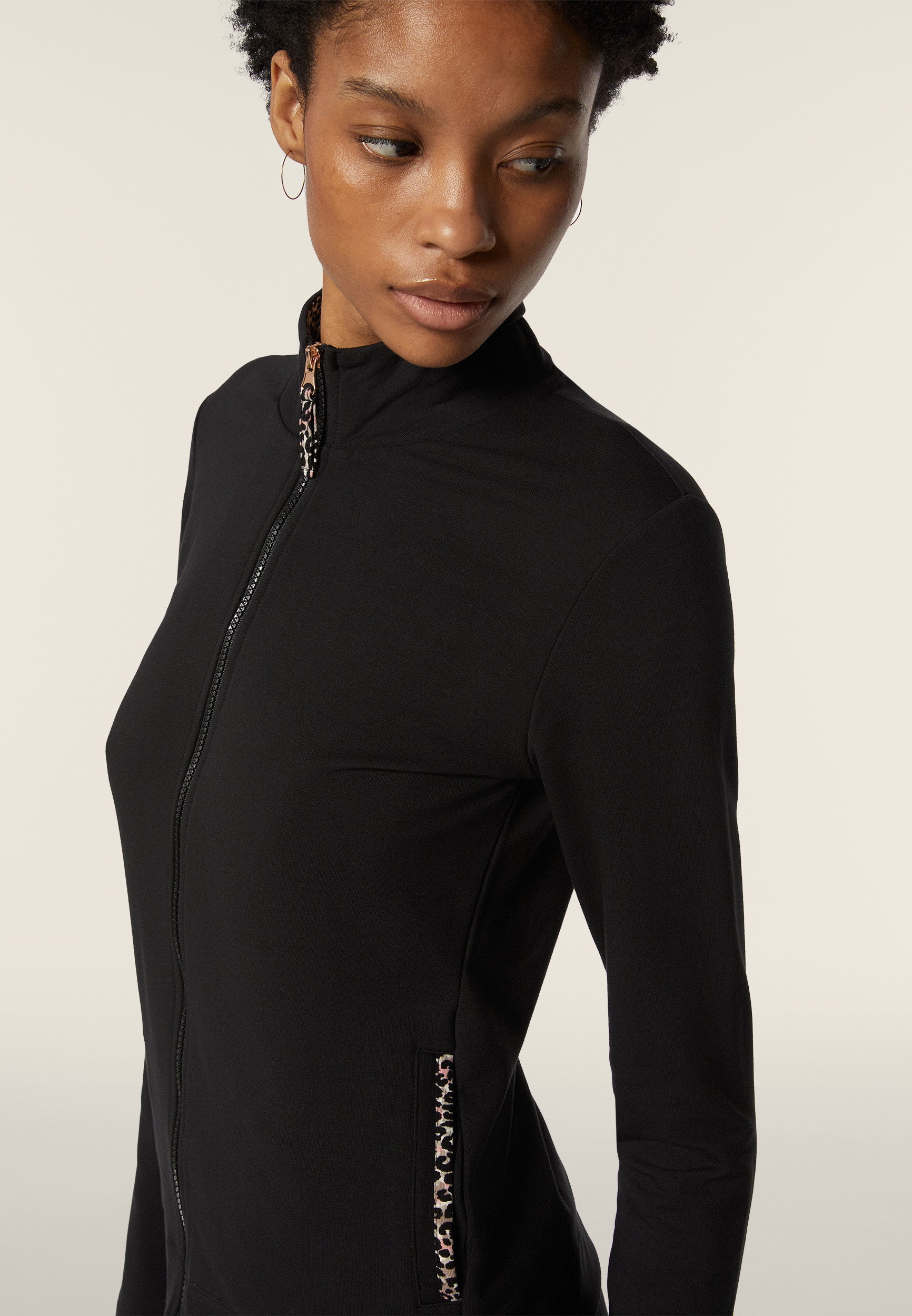 freddy-felpa-donna-slim-fit-con-zip-e-collo-alto-dettagli-leopardati image 4