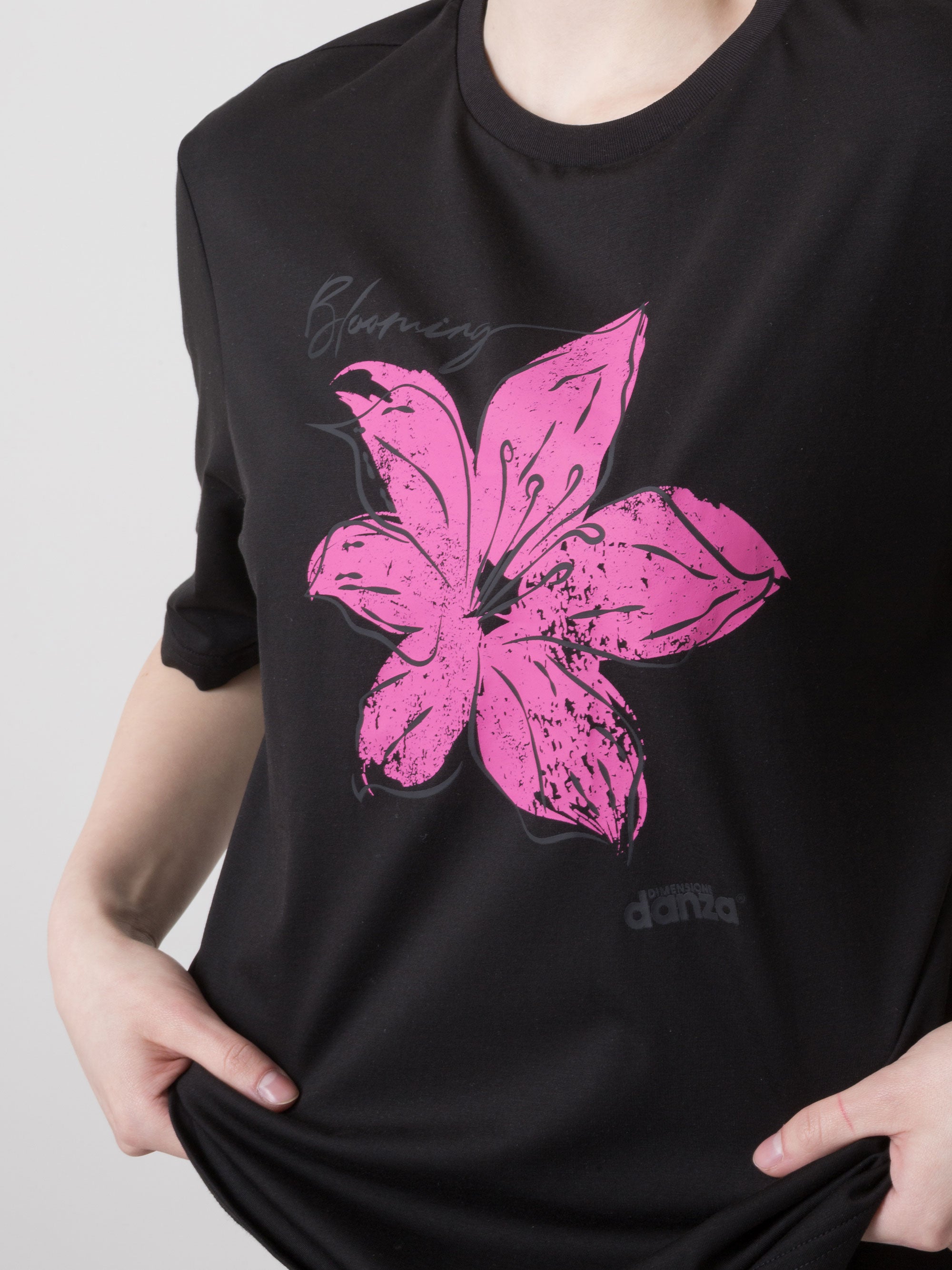 dimensione-danza-t-shirt-donna-in-modal-stretch-con-stampa-floreale-frontale image 5