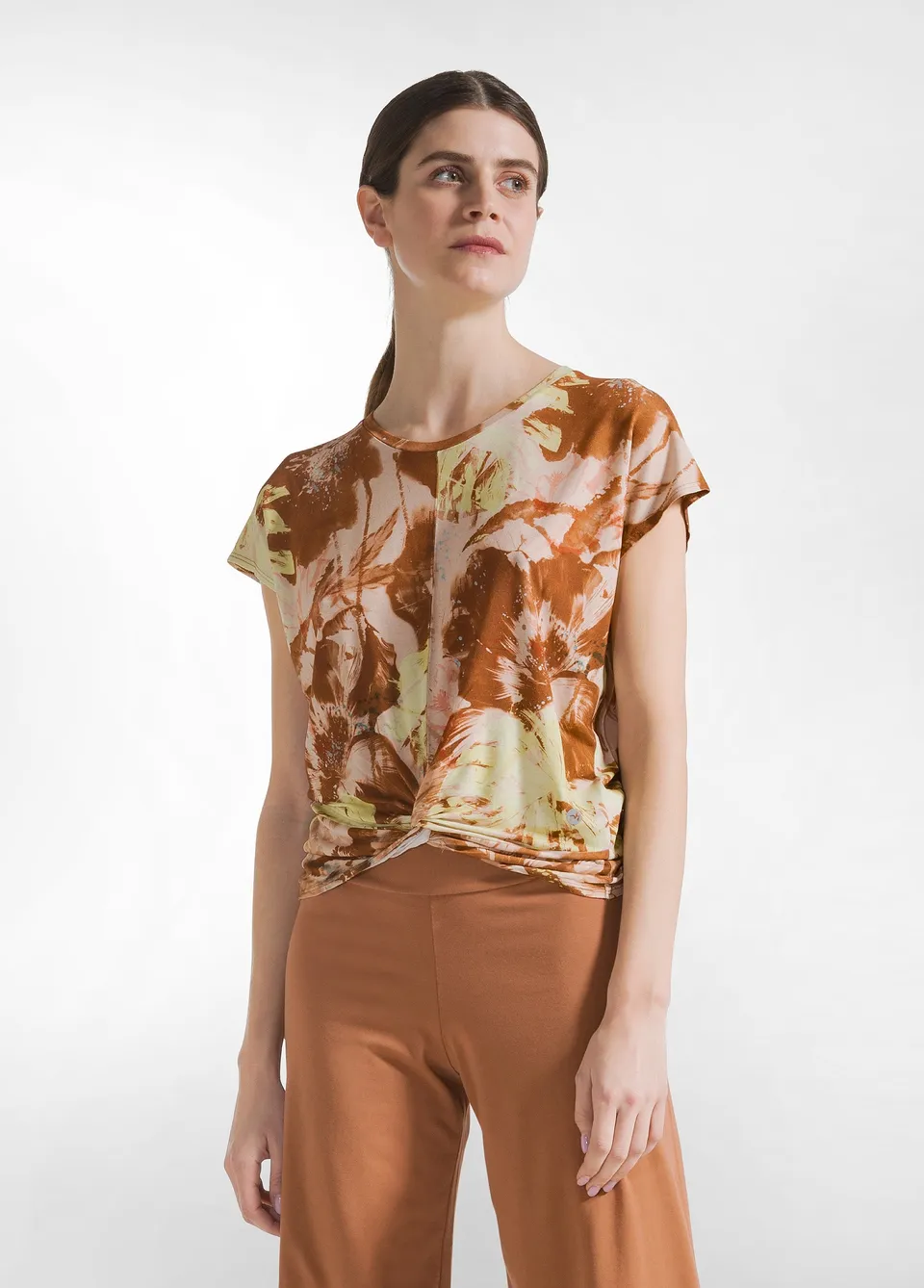 deha-t-shirt-in-viscosa-stampata-con-nodo-marrone image 1