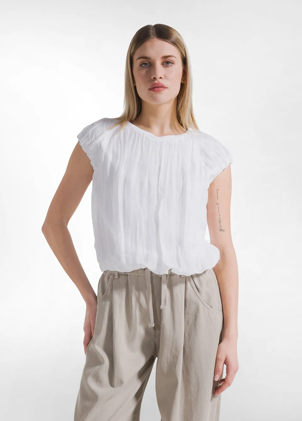 deha-top-in-cotone-leggero-con-strati-in-seta-bianco-top-elegante-estivo image 1