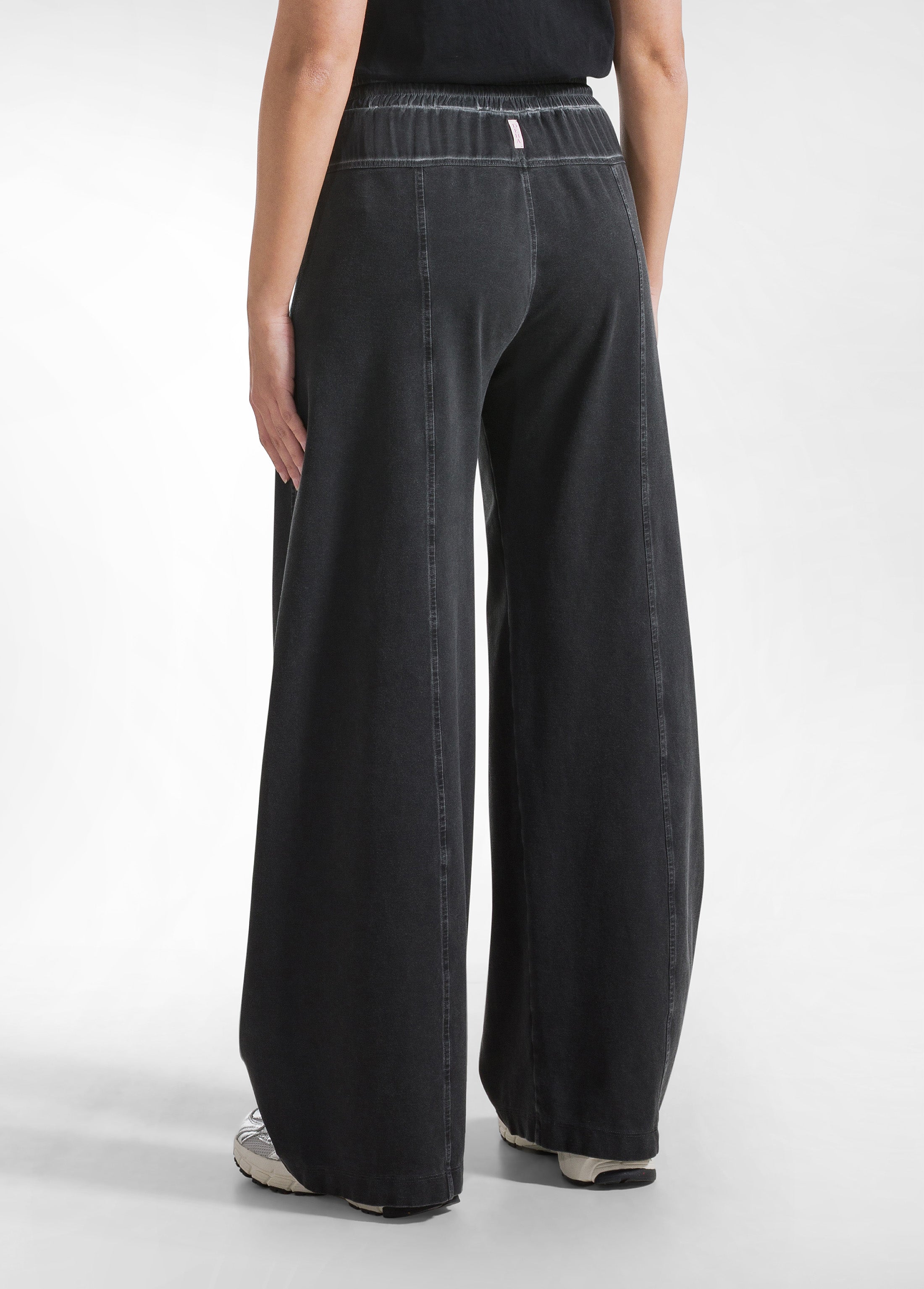 deha-tuta-felpa-e-pantalone-vita-bassa-dettagli-satinati-nero-set-donna image 7