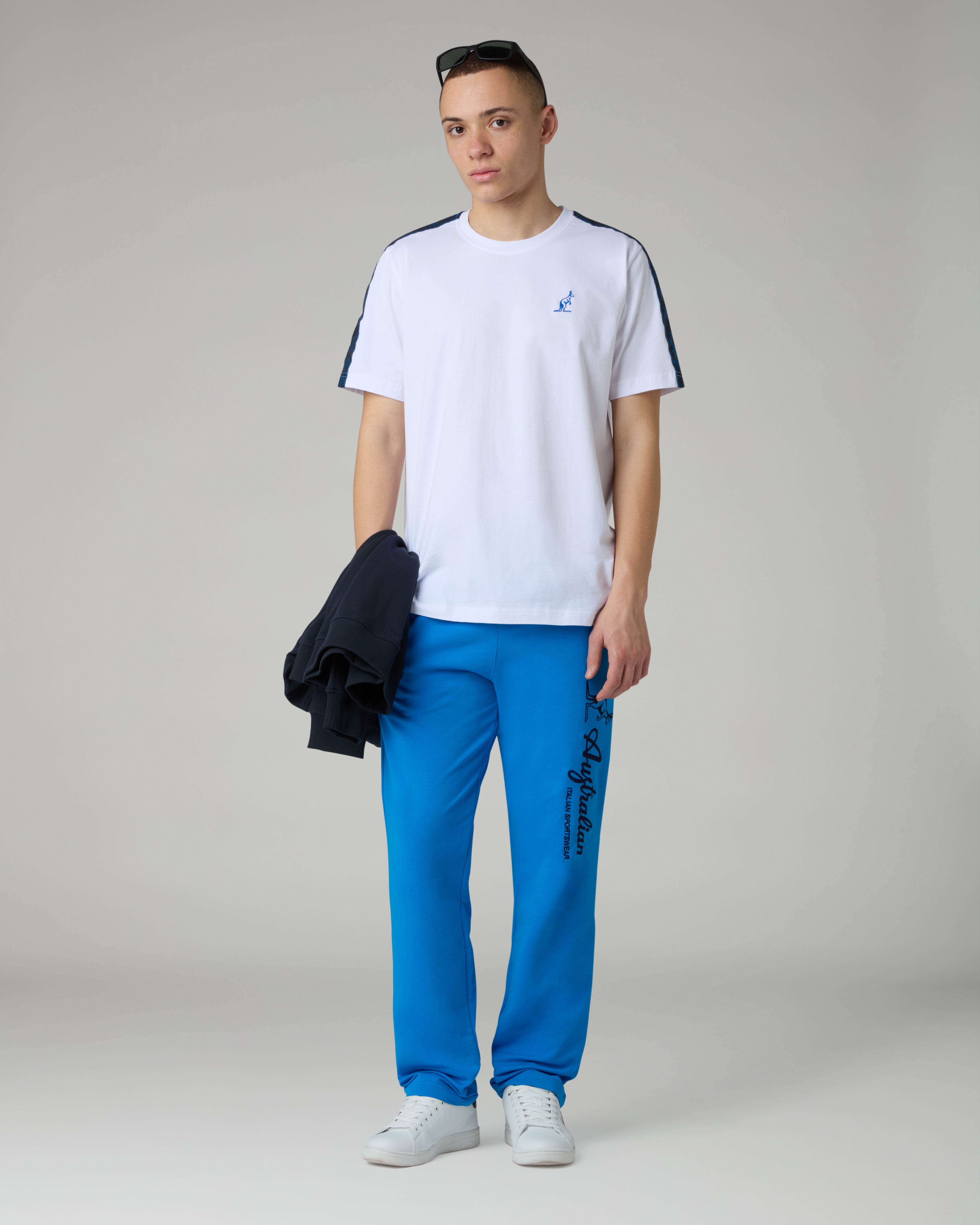 australian-blue-tape-t-shirt-maglia-cotone-bianco-banda-spalle image 2