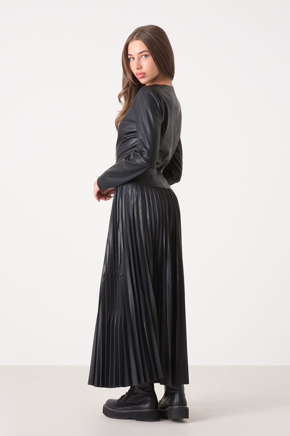 dimensione-danza-giacchino-in-eco-pelle-slim-con-zip image 2