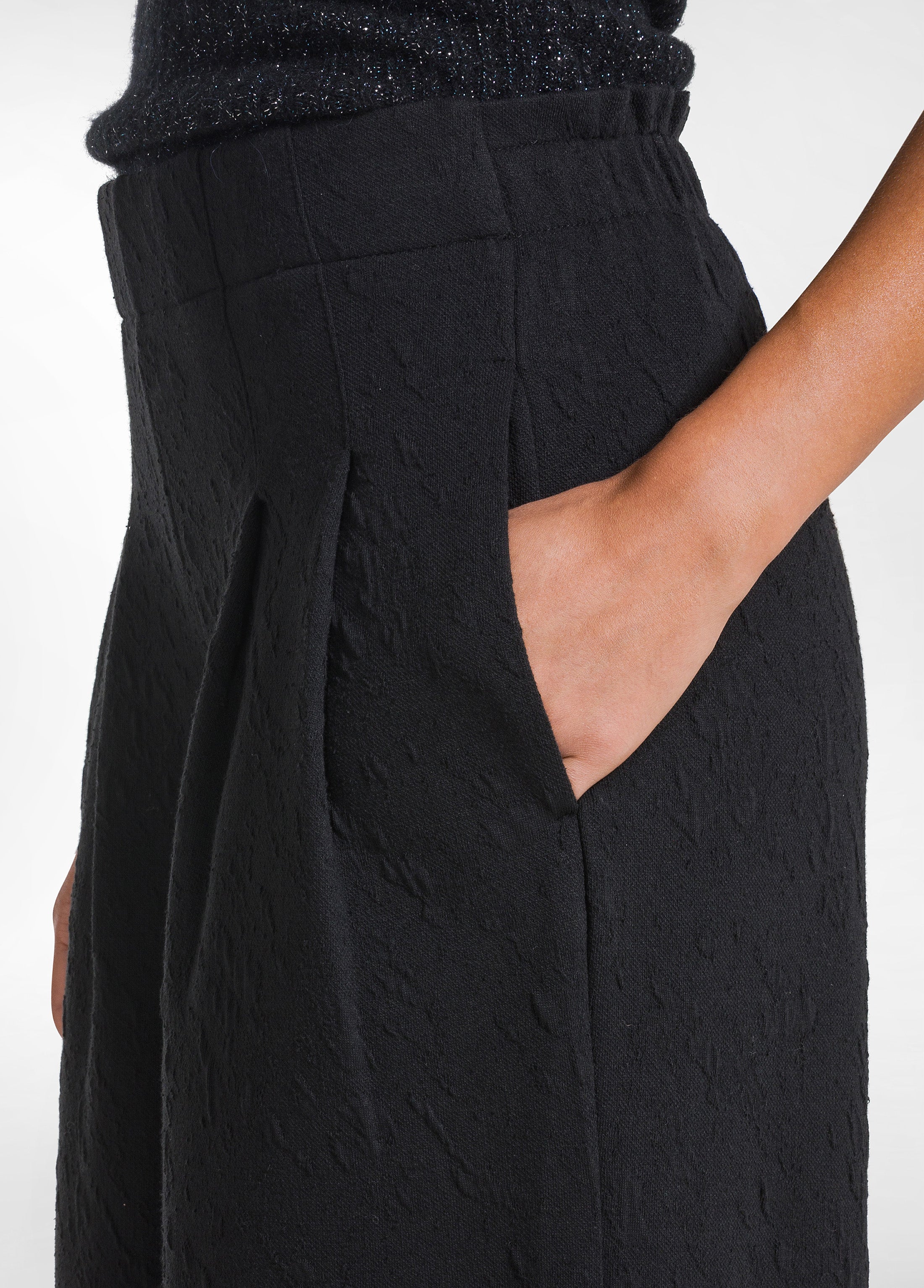 deha-d52526-pantalone-palazzo-matelass-nero-con-pieghe image 4