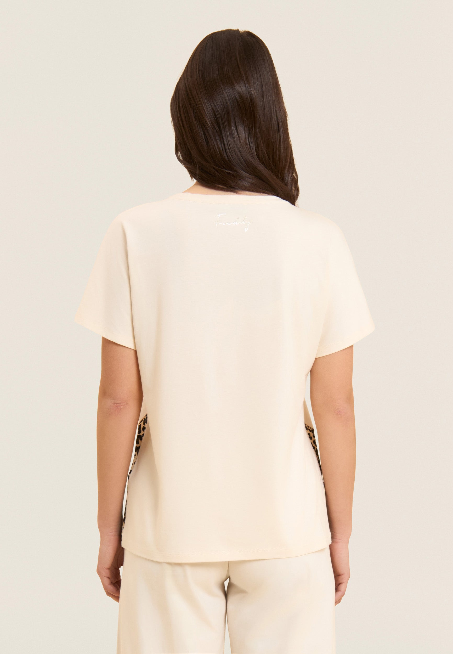 freddy-t-shirt-donna-manica-corta-inserti-animalier-borchie-oro image 3