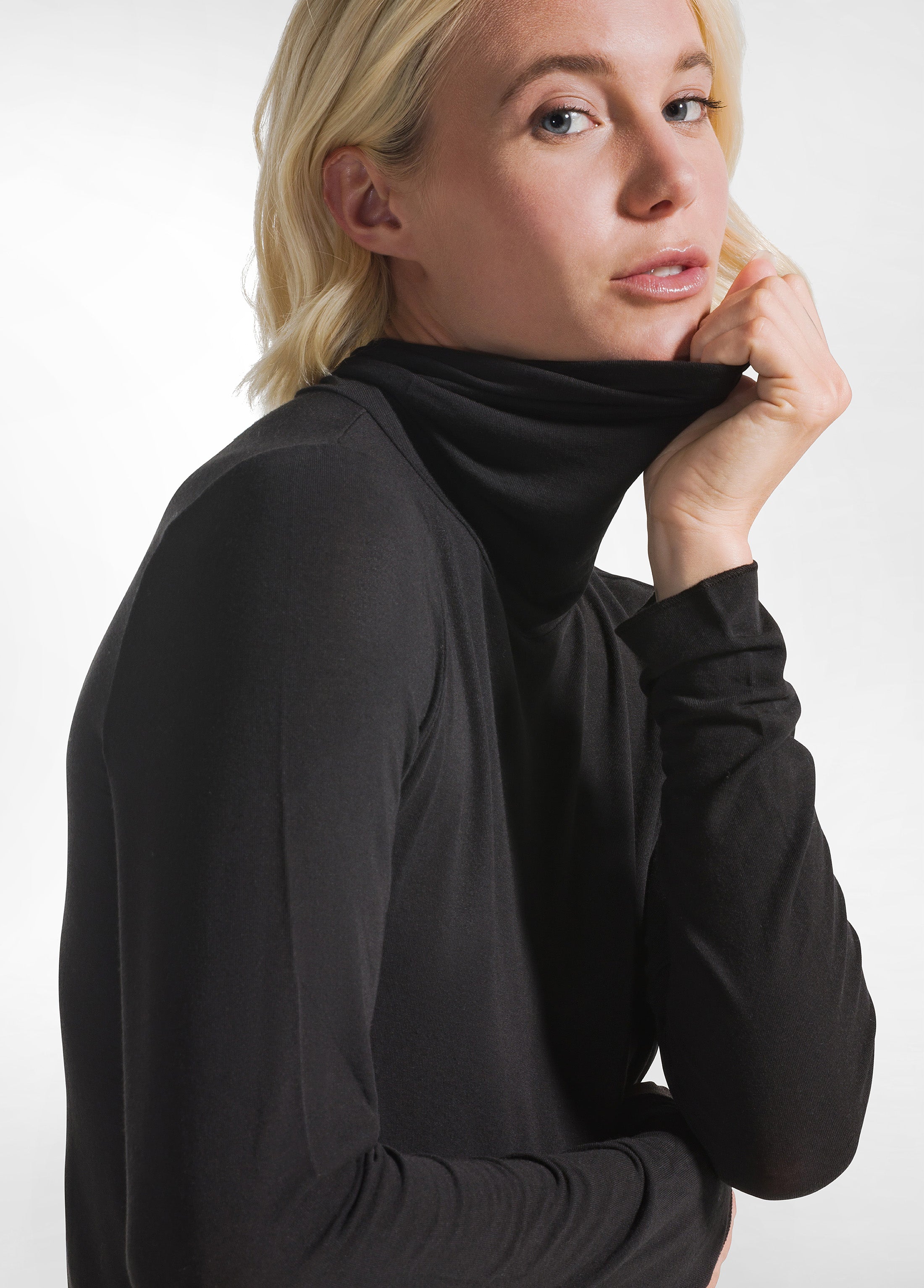 deha-a00761-t-shirt-a-collo-alto-manica-lunga-in-misto-cashmere-nero image 3