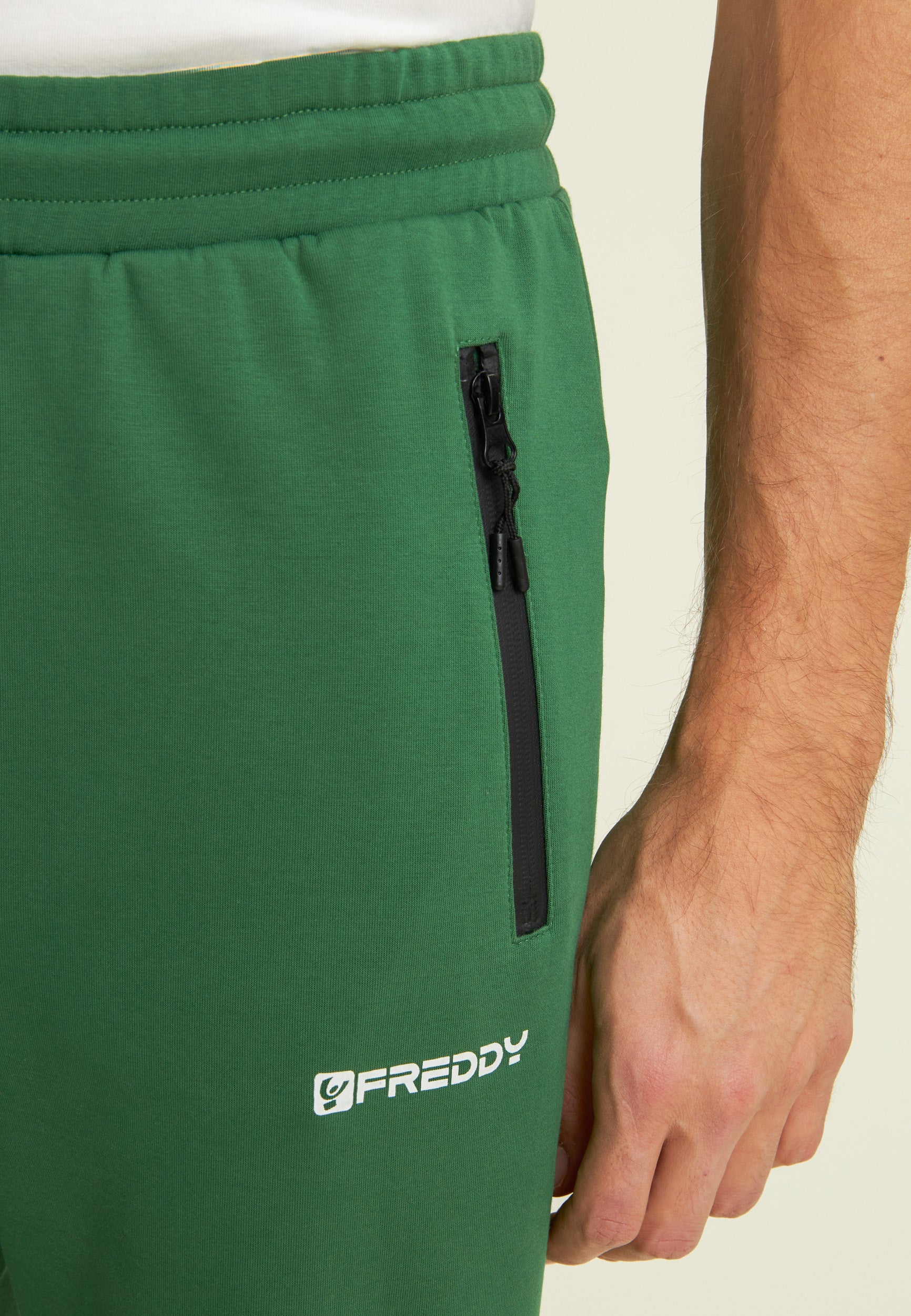 freddy-pantaloni-a-carota-uomo-in-interlock-con-zip-laterali image 4