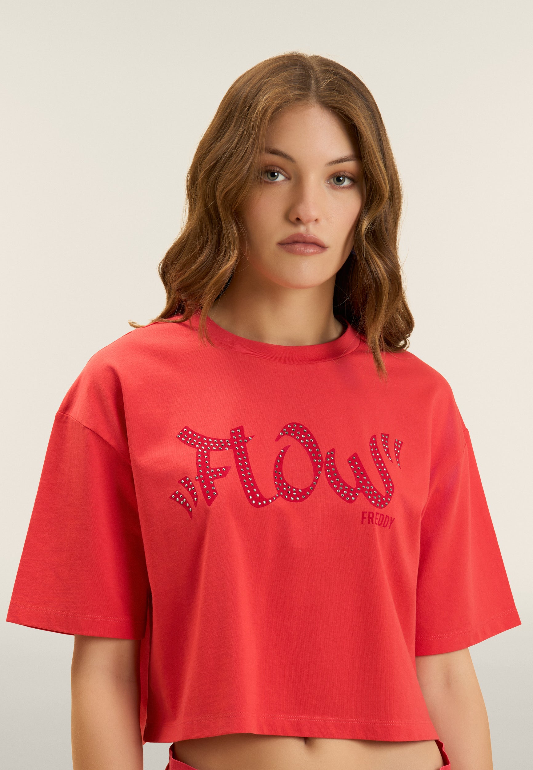 freddy-t-shirt-cropped-donna-con-grafica-flow-e-borchie image 4