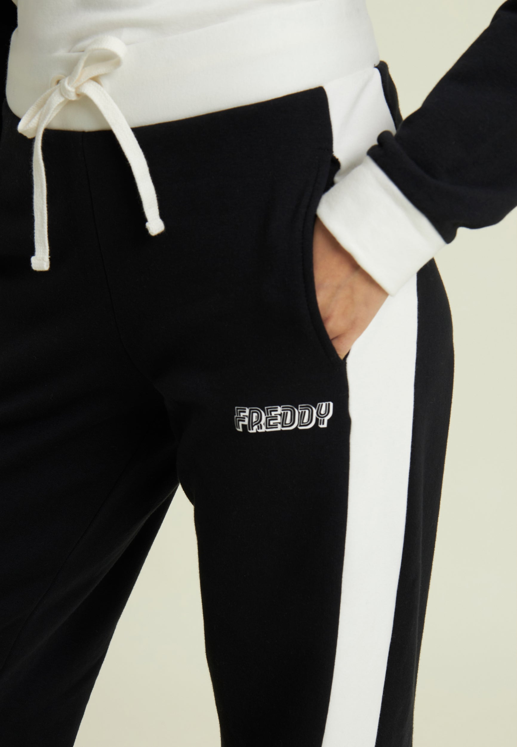 freddy-pantaloni-neri-bande-laterali-bianche-felpa-elasticizzata image 4