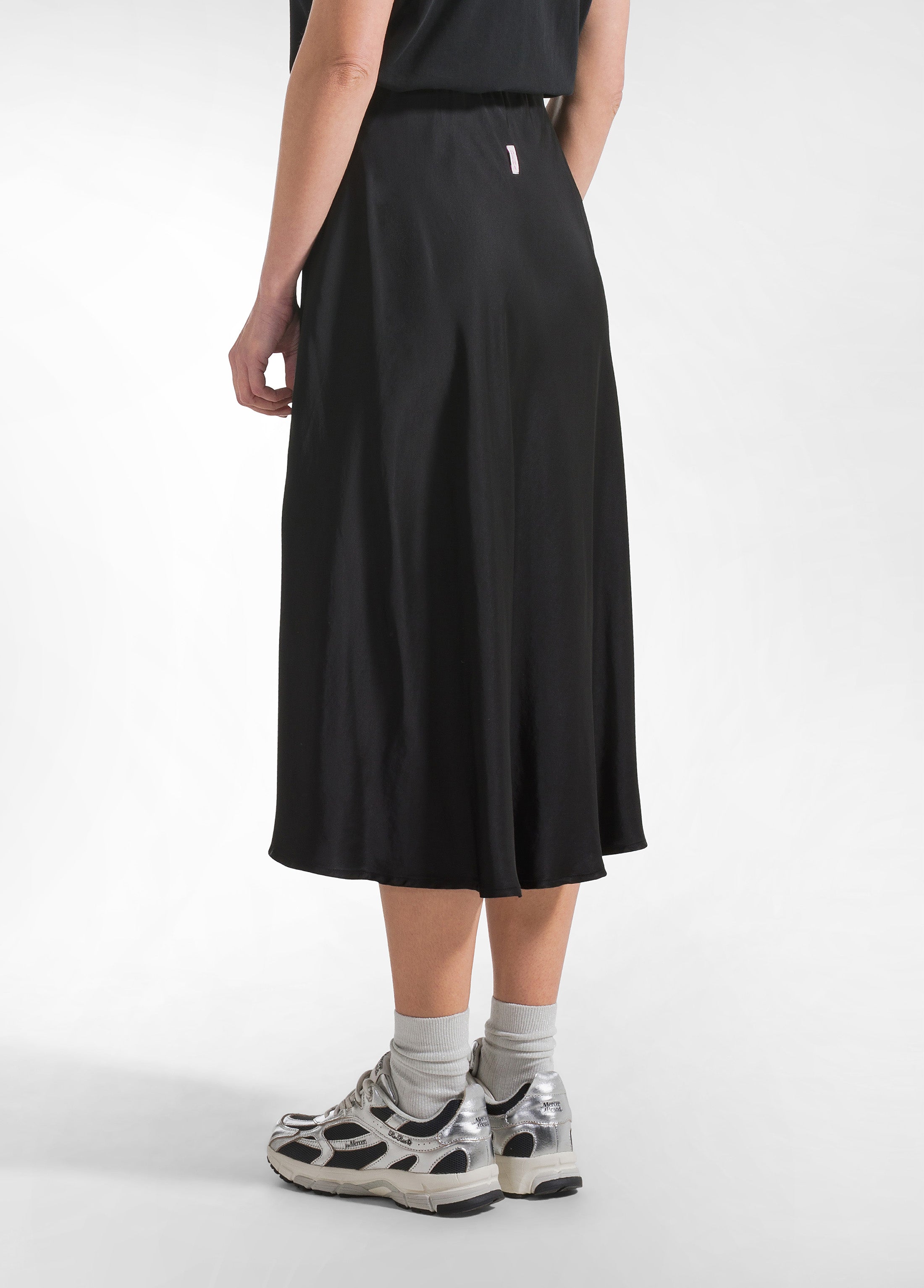 deha-gonna-in-satin-nero-fluida image 3