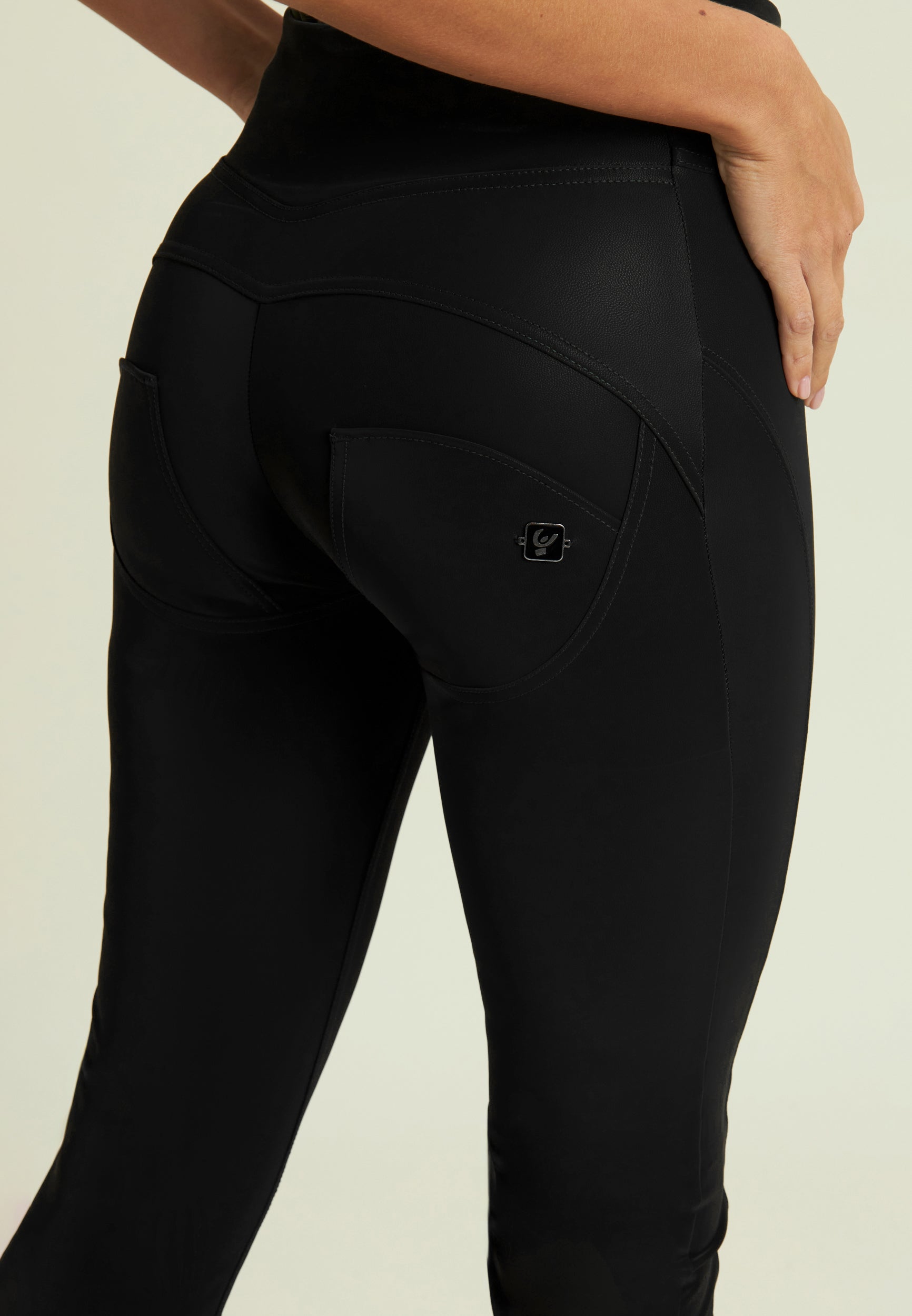freddy-pantaloni-wr-up-donna-superskinny-mini-flare-effetto-wet image 4
