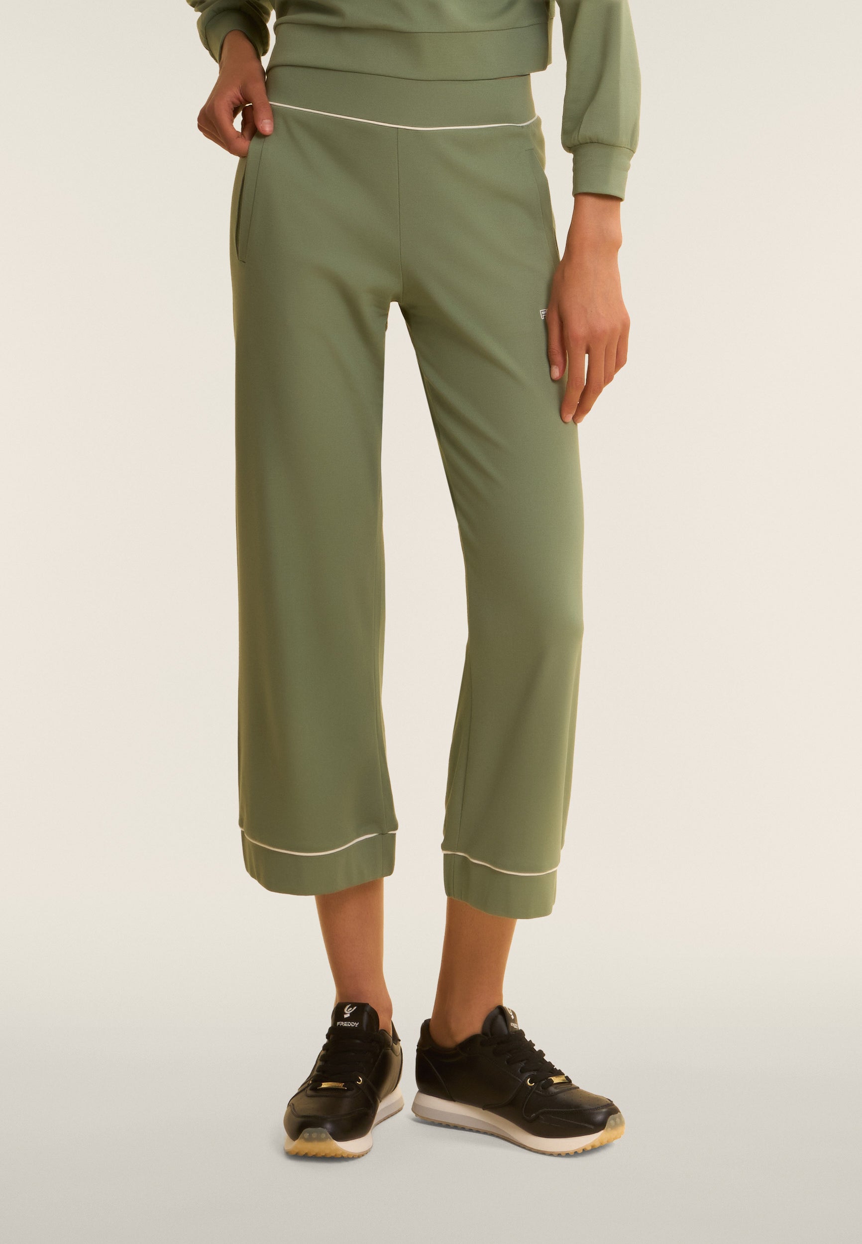 freddy-pantaloni-sportivi-wide-leg-cropped-in-interlock-stretch-con-piping image 1
