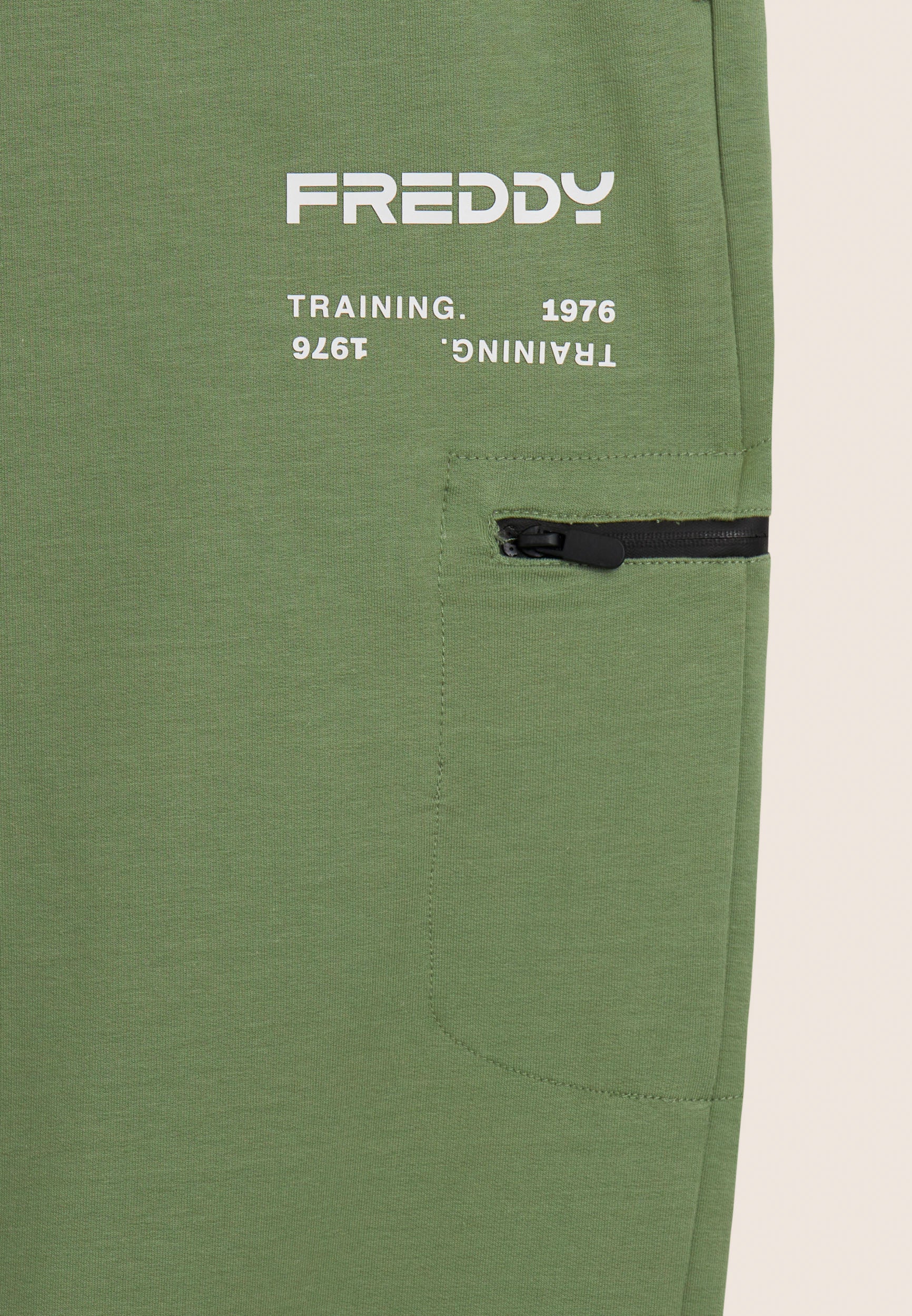 freddy-pantaloni-sportivi-uomo-gamba-dritta-con-tasca-laterale-zip-e-logo image 7