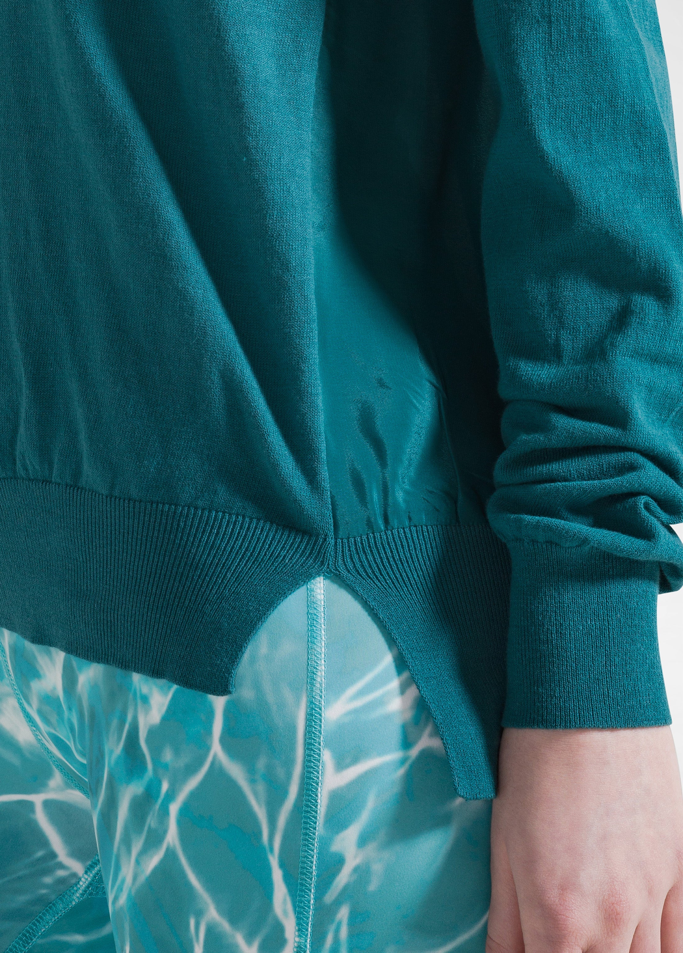 deha-maglia-in-seta-con-scollo-a-v-verde image 3