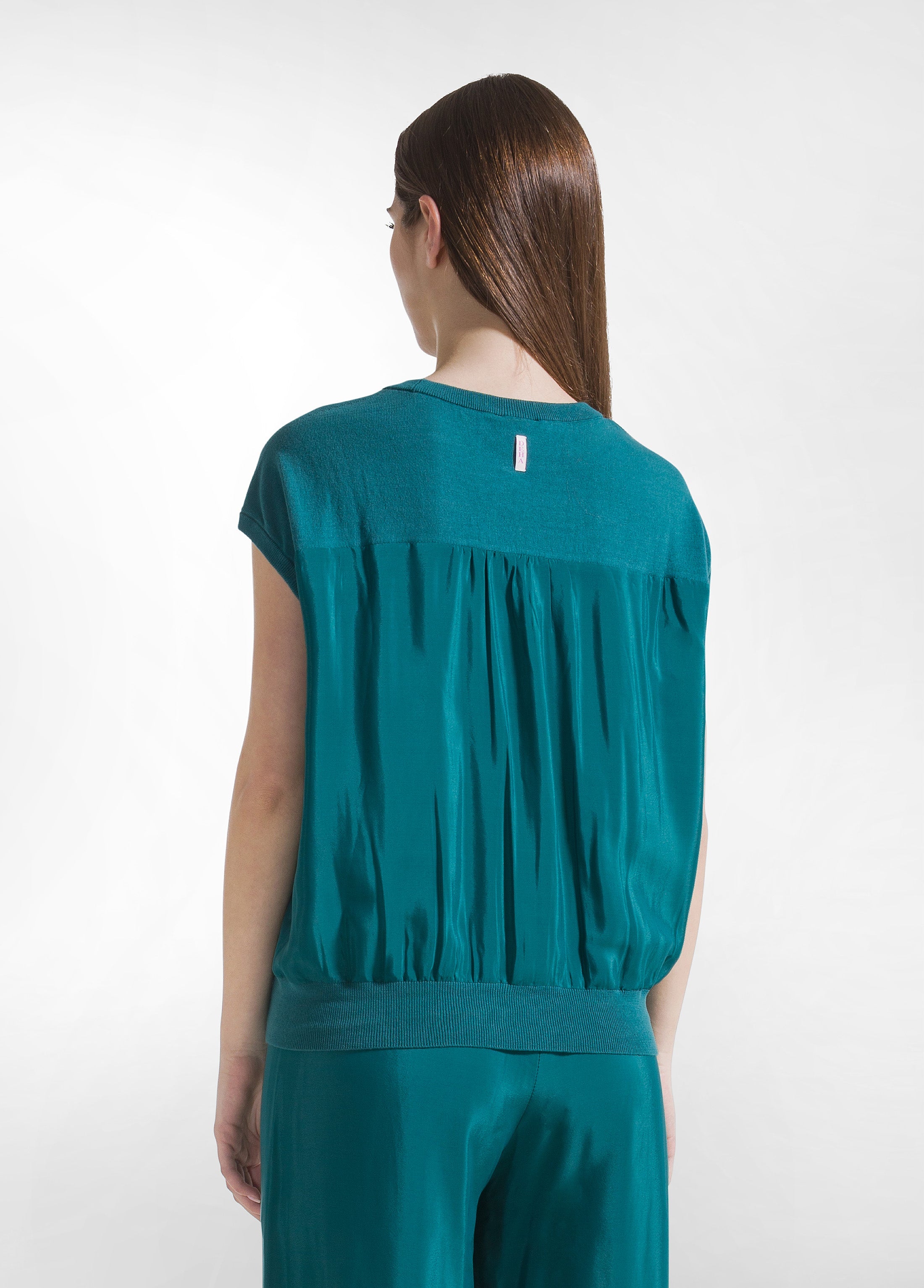 deha-d42373-top-in-cotone-e-seta-verde-con-scollo-a-v image 2