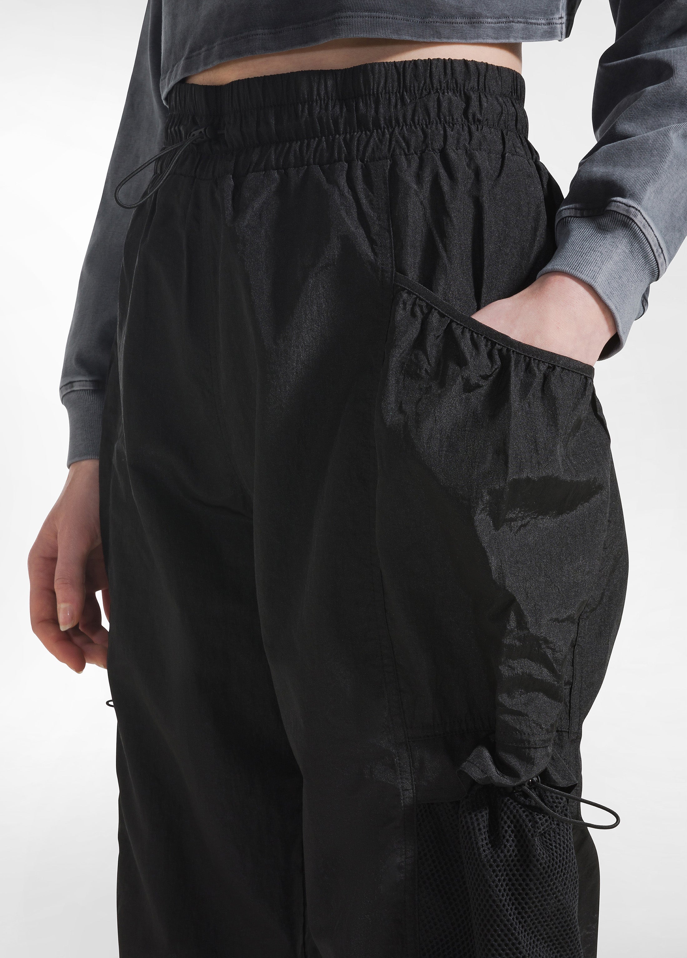 deha-c22036-pantalone-balloon-in-nylon-nero-con-cargo image 4