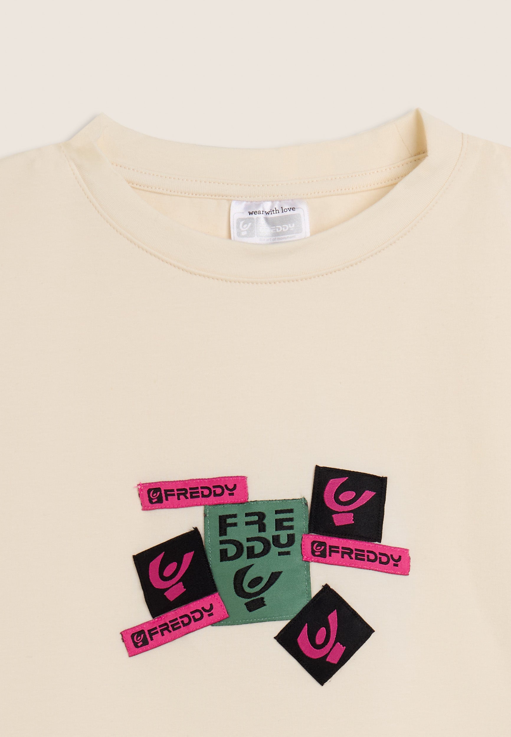 freddy-t-shirt-junior-cropped-con-stampa-loghi-multipli image 6