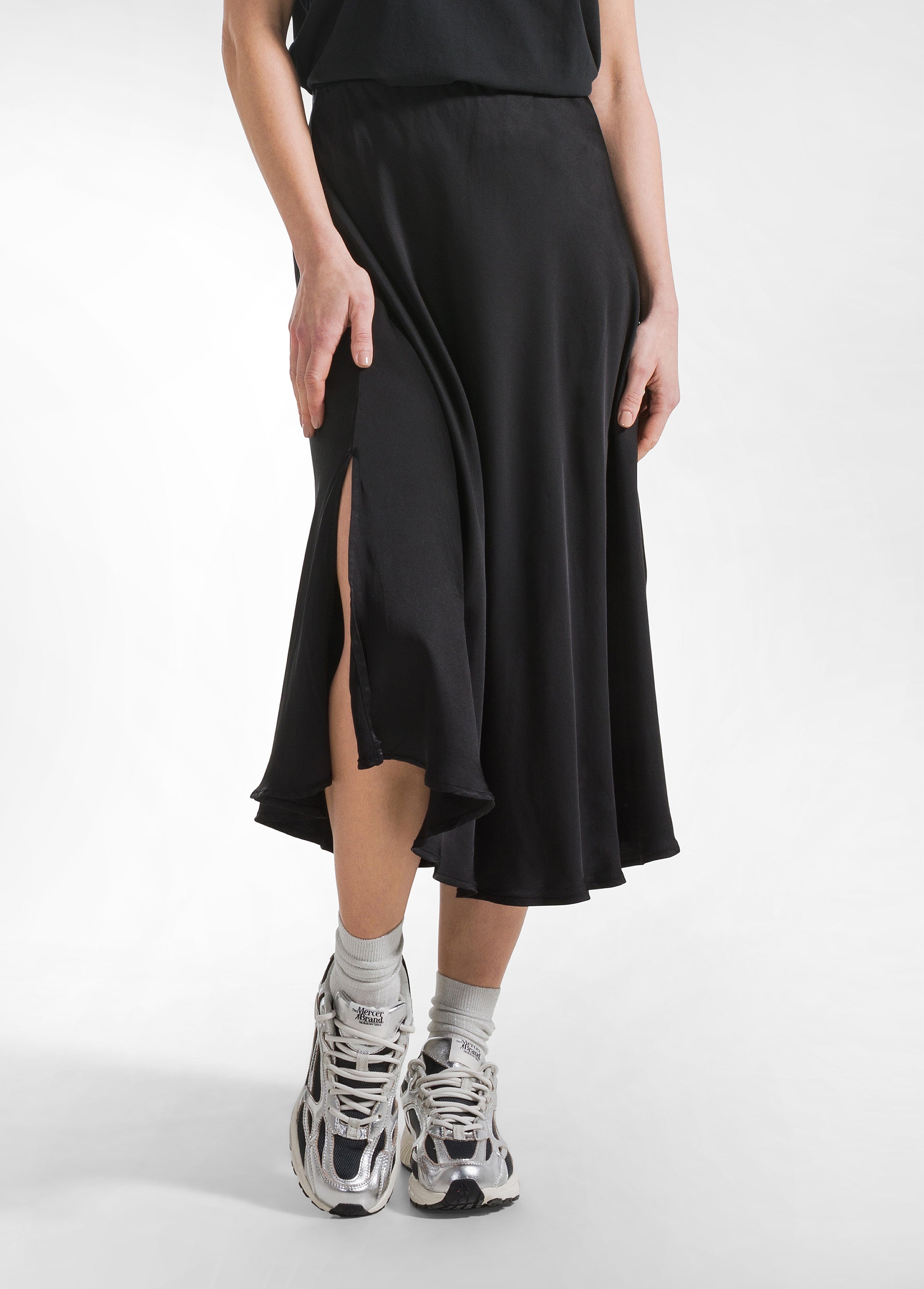 deha-gonna-in-satin-nero-fluida image 2