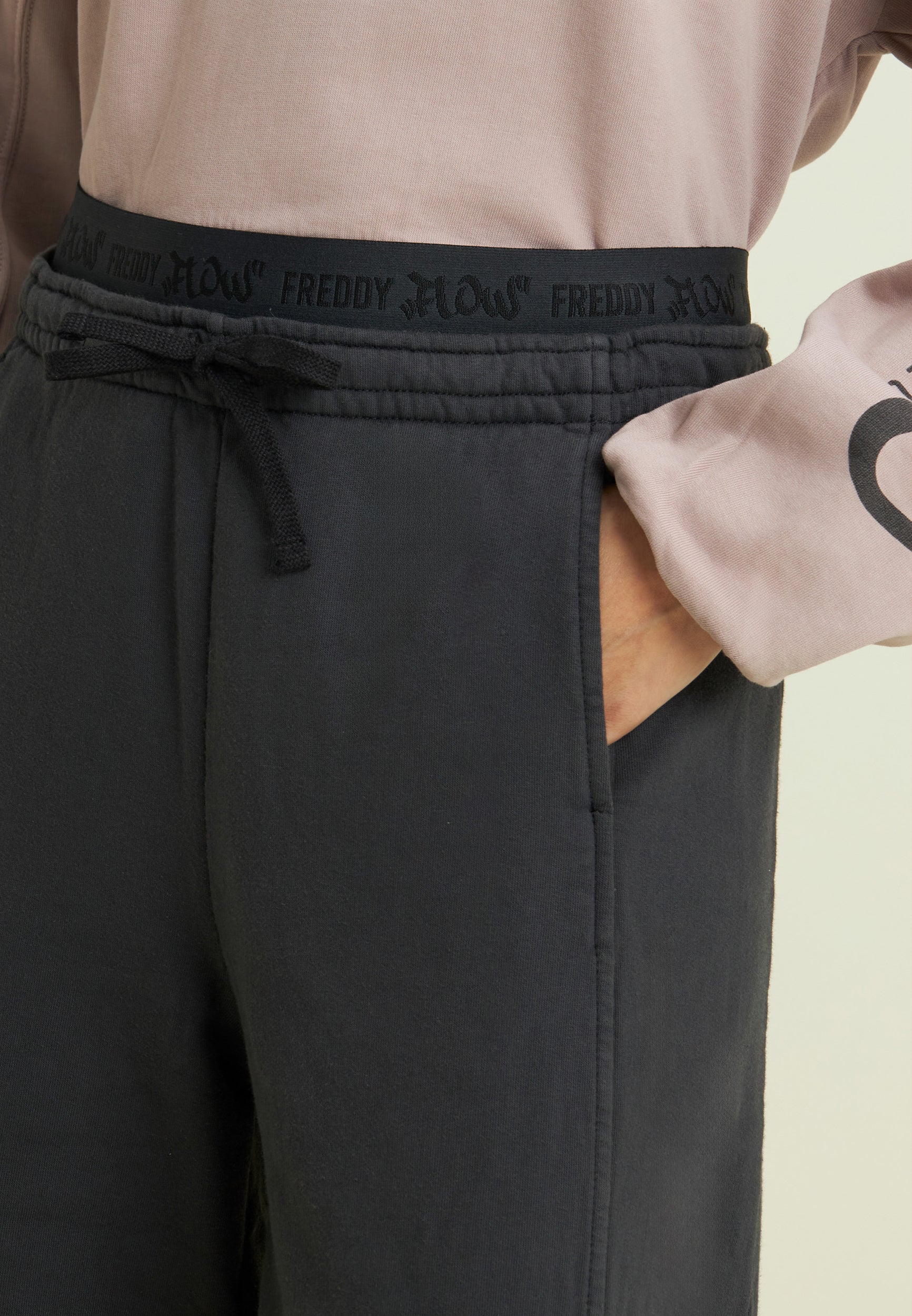 freddy-pantaloni-balloon-in-felpa-spazzolata-tinta-in-capo-con-logo-street-art image 4