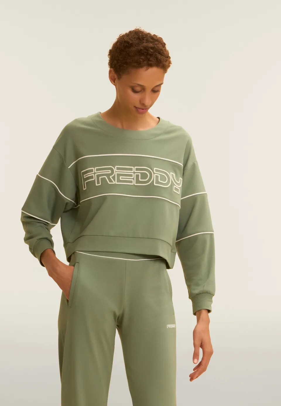 freddy-wr-up-felpa-comfort-fit-cropped-con-maxi-logo-ricamato image 1