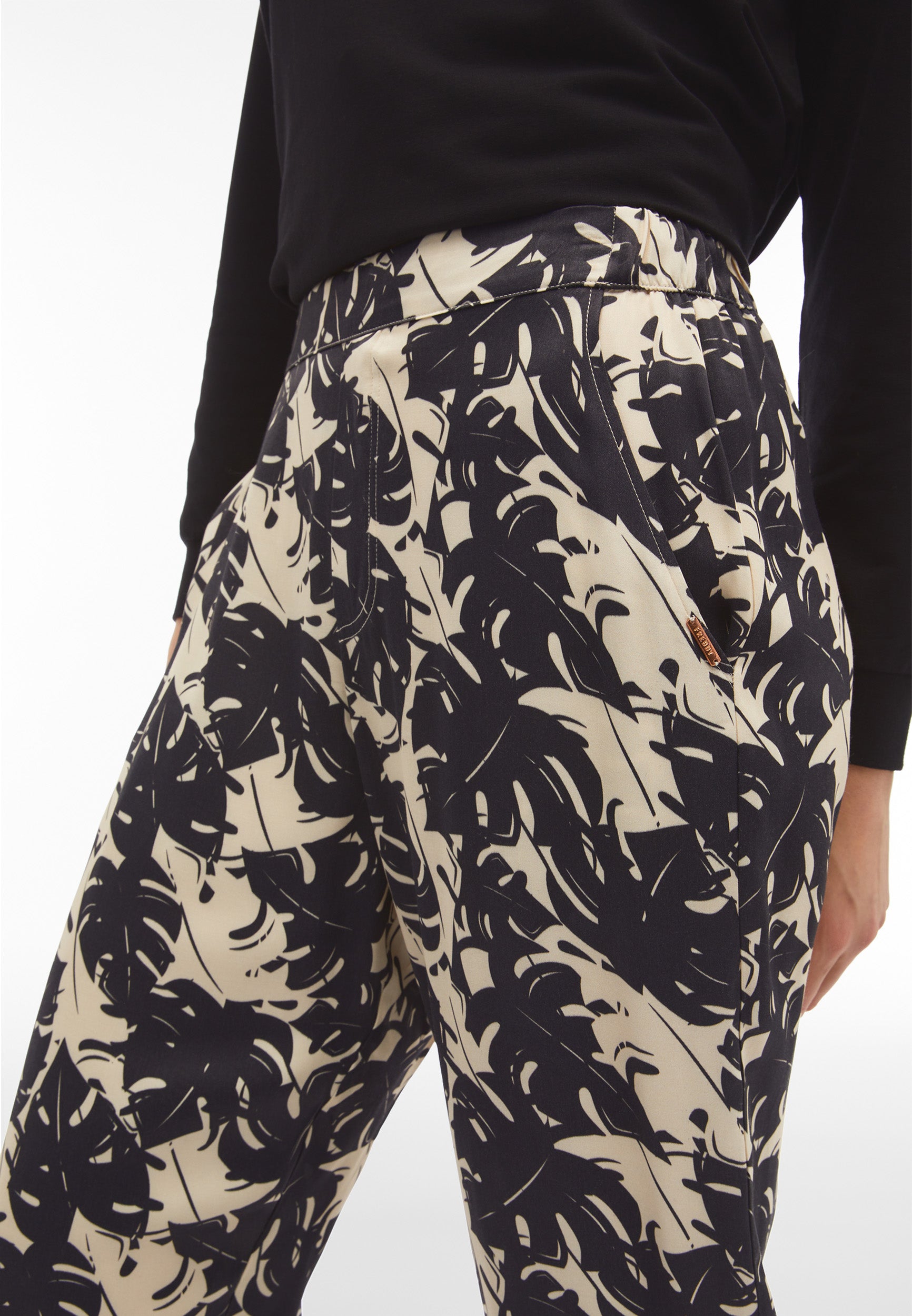 freddy-pantaloni-donna-in-satin-di-viscosa-fantasia-tropical image 4