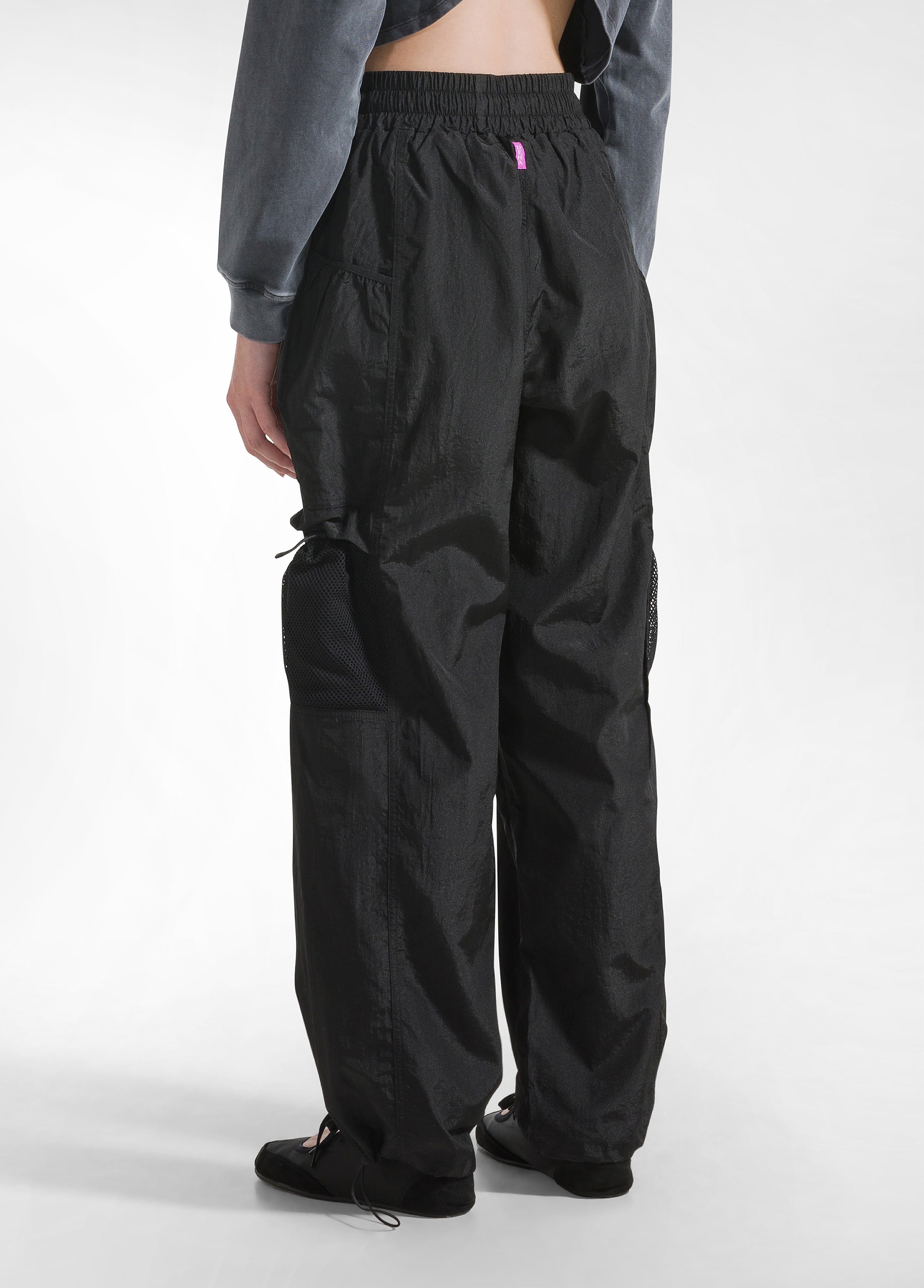 deha-c22036-pantalone-balloon-in-nylon-nero-con-cargo image 3