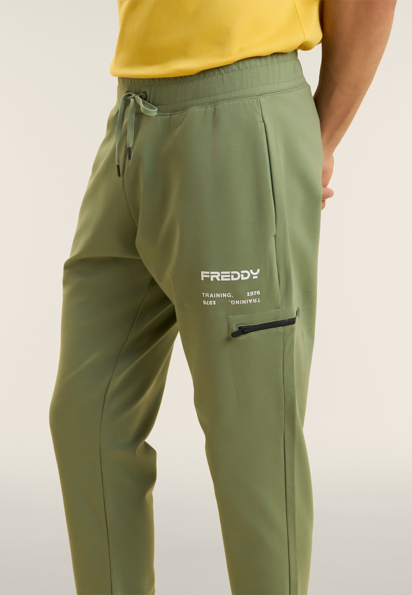 freddy-pantaloni-sportivi-uomo-gamba-dritta-con-tasca-laterale-zip-e-logo image 4