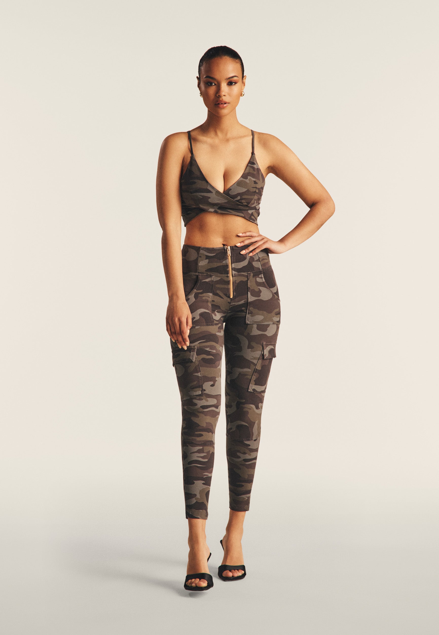 freddy-top-cropped-donna-camo-ice-wash-in-cotone-organico-con-incroci-frontali image 2