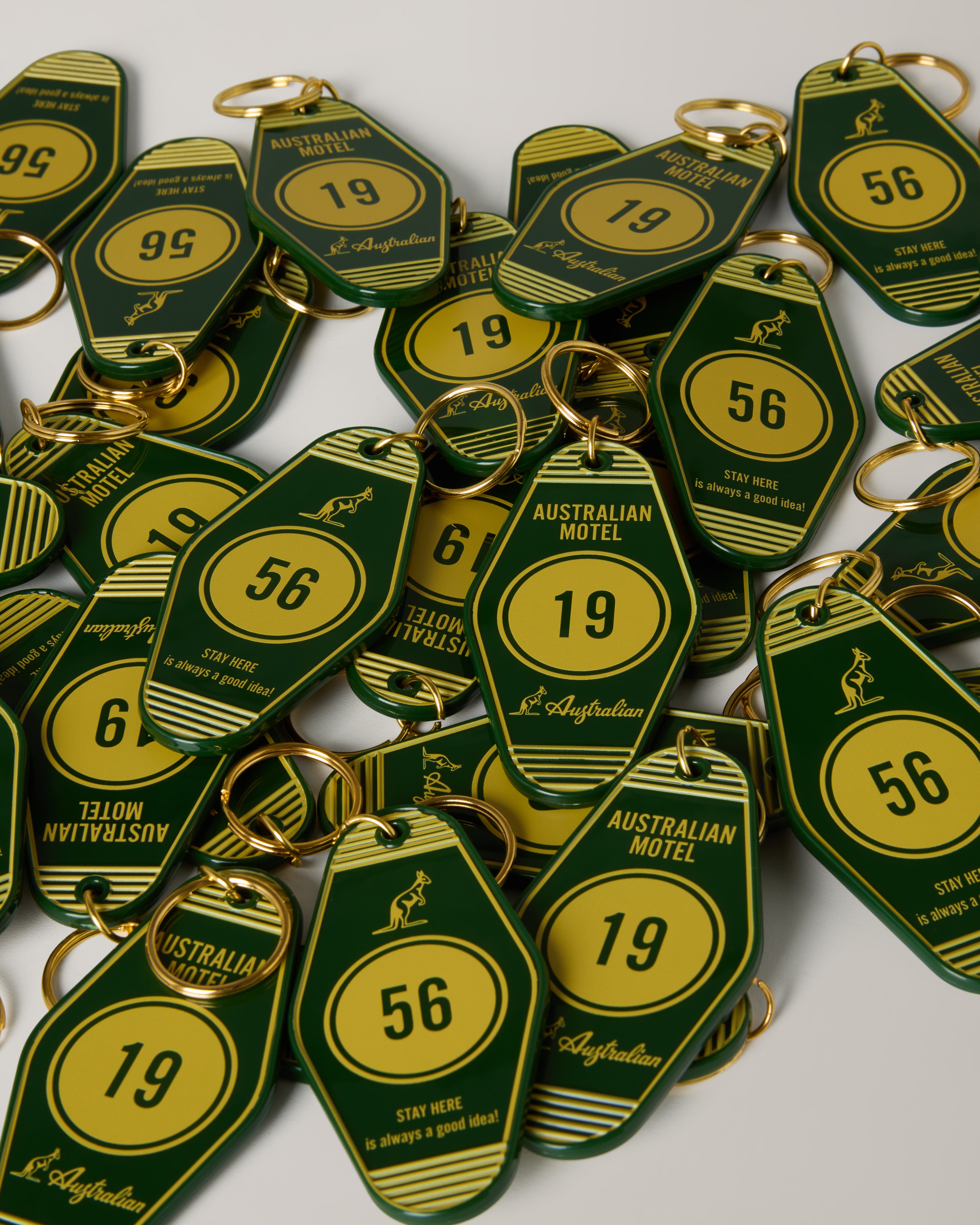 australian-motel-keychain-portachiavi-verde-bottiglia-e-oro image 2
