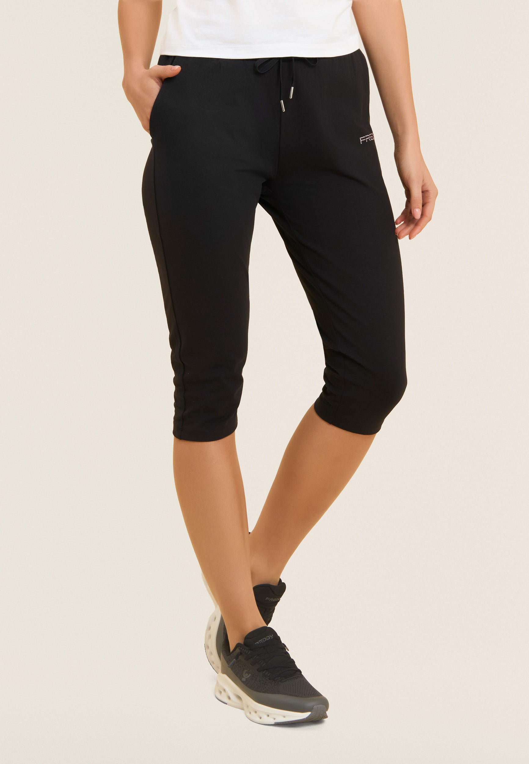 freddy-pantaloni-sportivi-corsaro-con-coulisse-e-logo-freddy-perline image 1