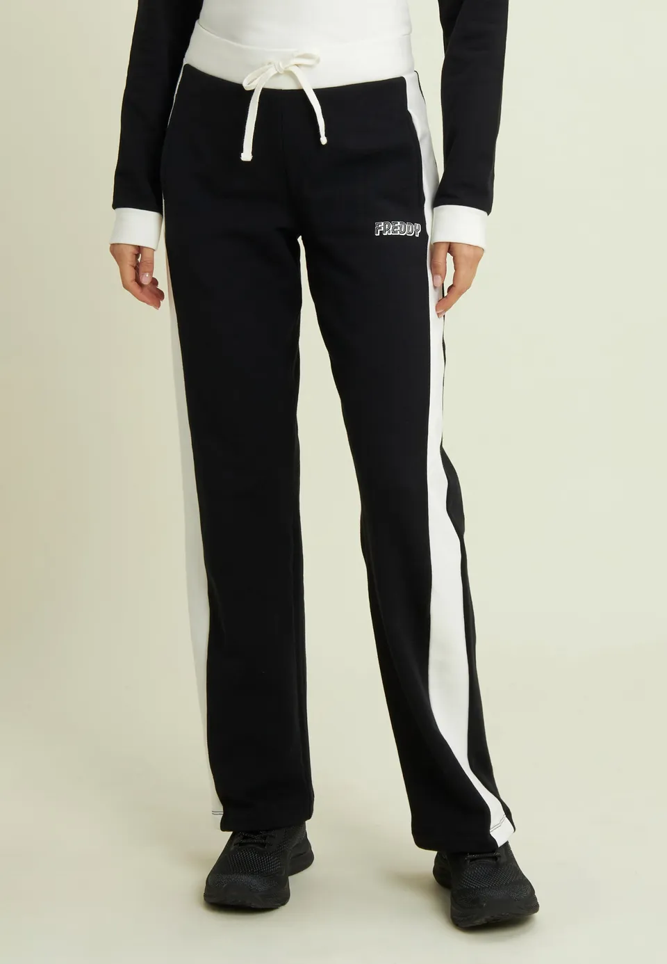 freddy-pantaloni-neri-bande-laterali-bianche-felpa-elasticizzata image 1