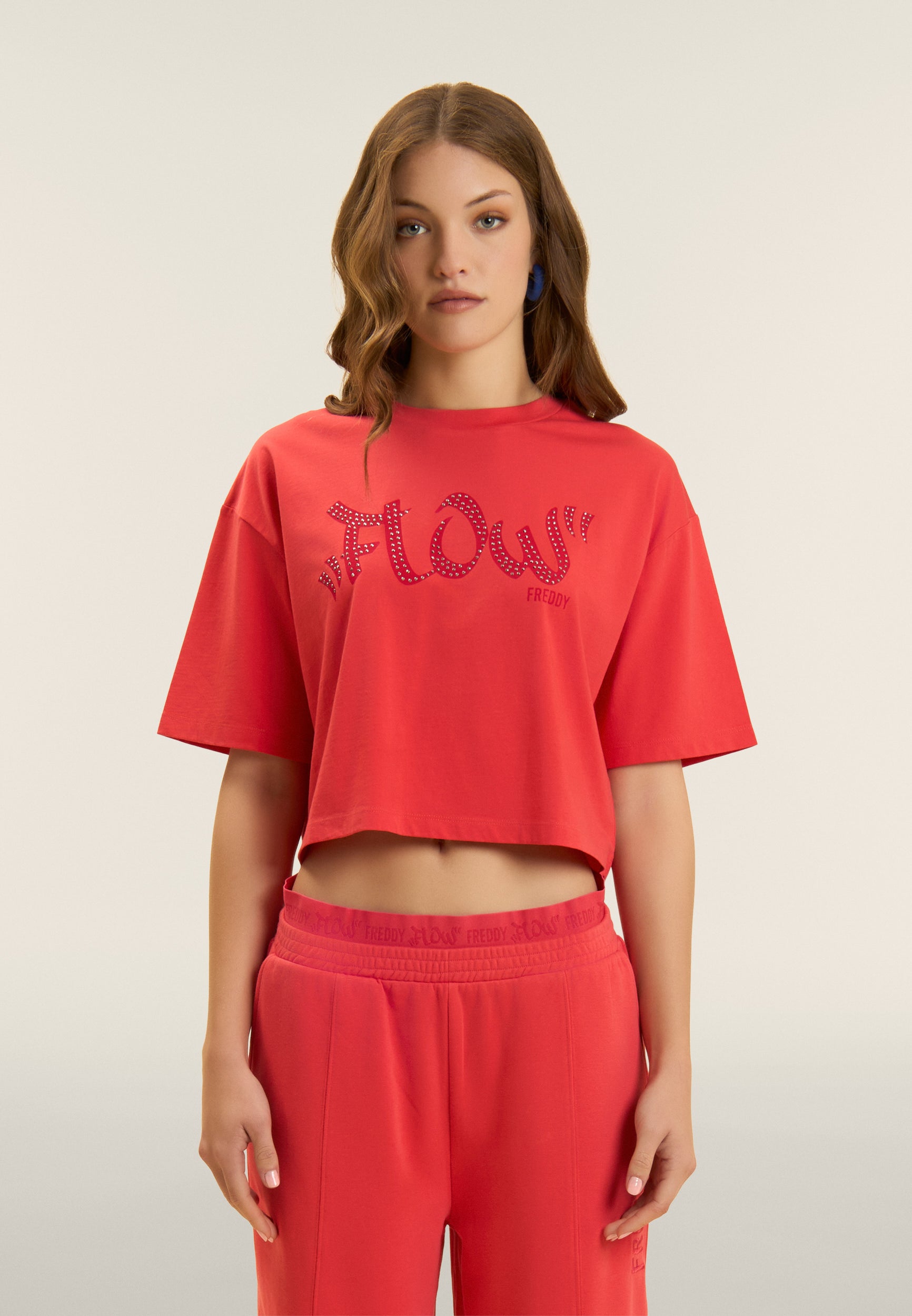 freddy-t-shirt-cropped-donna-con-grafica-flow-e-borchie image 1