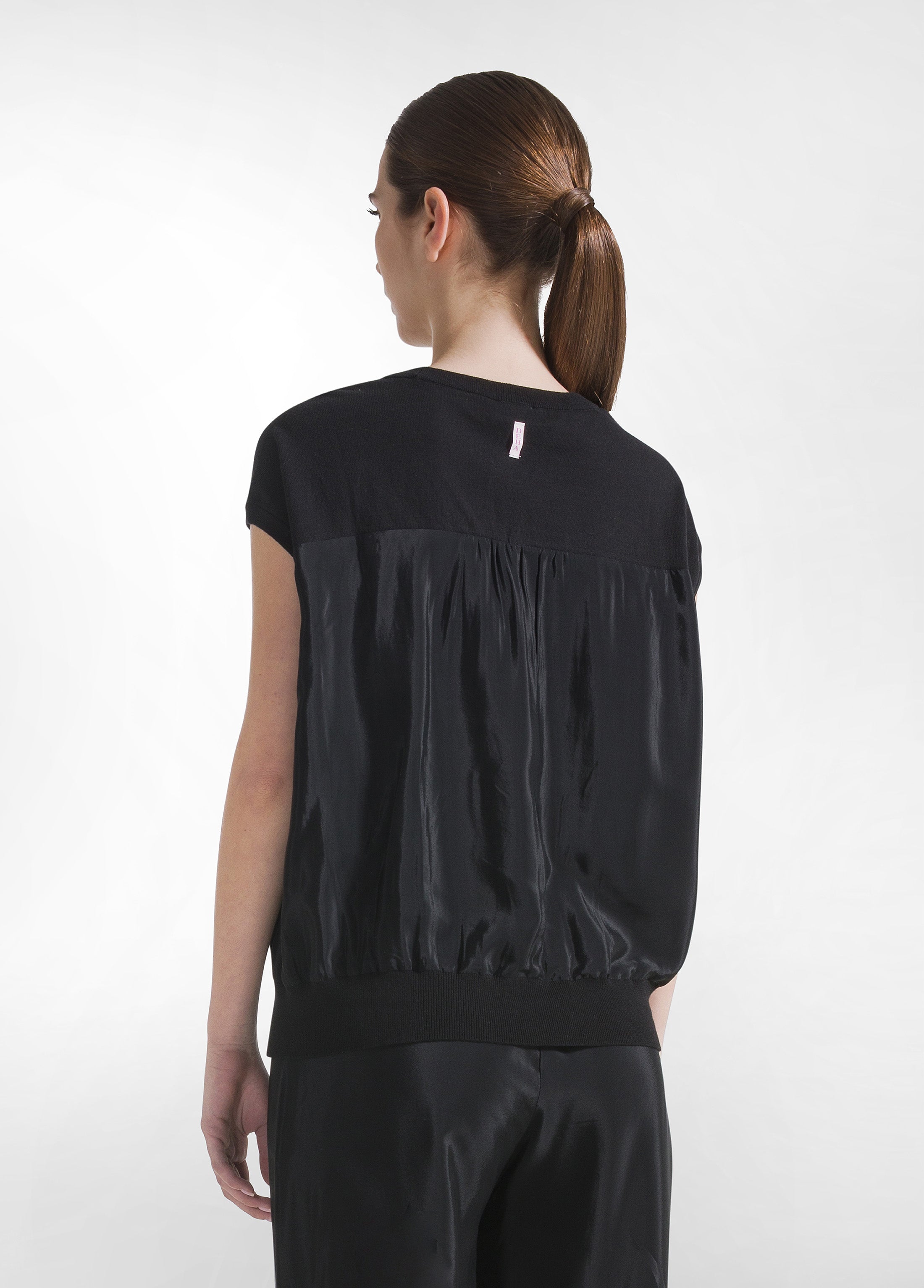 deha-top-donna-in-misto-cotone-e-seta-nero-scollo-a-v image 2