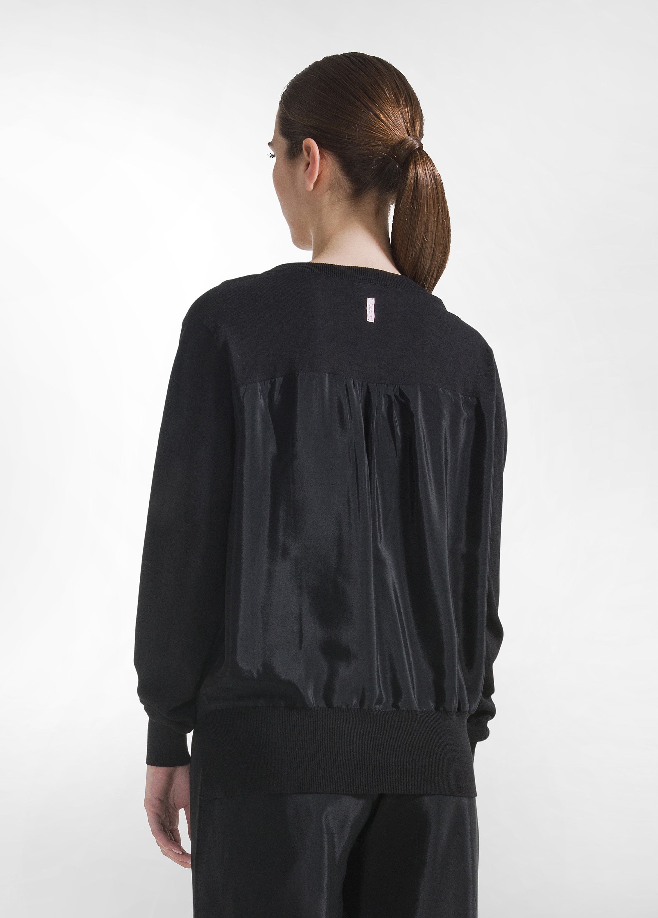 deha-maglia-in-seta-con-scollo-a-v-nero-maglia-donna-elegante image 2