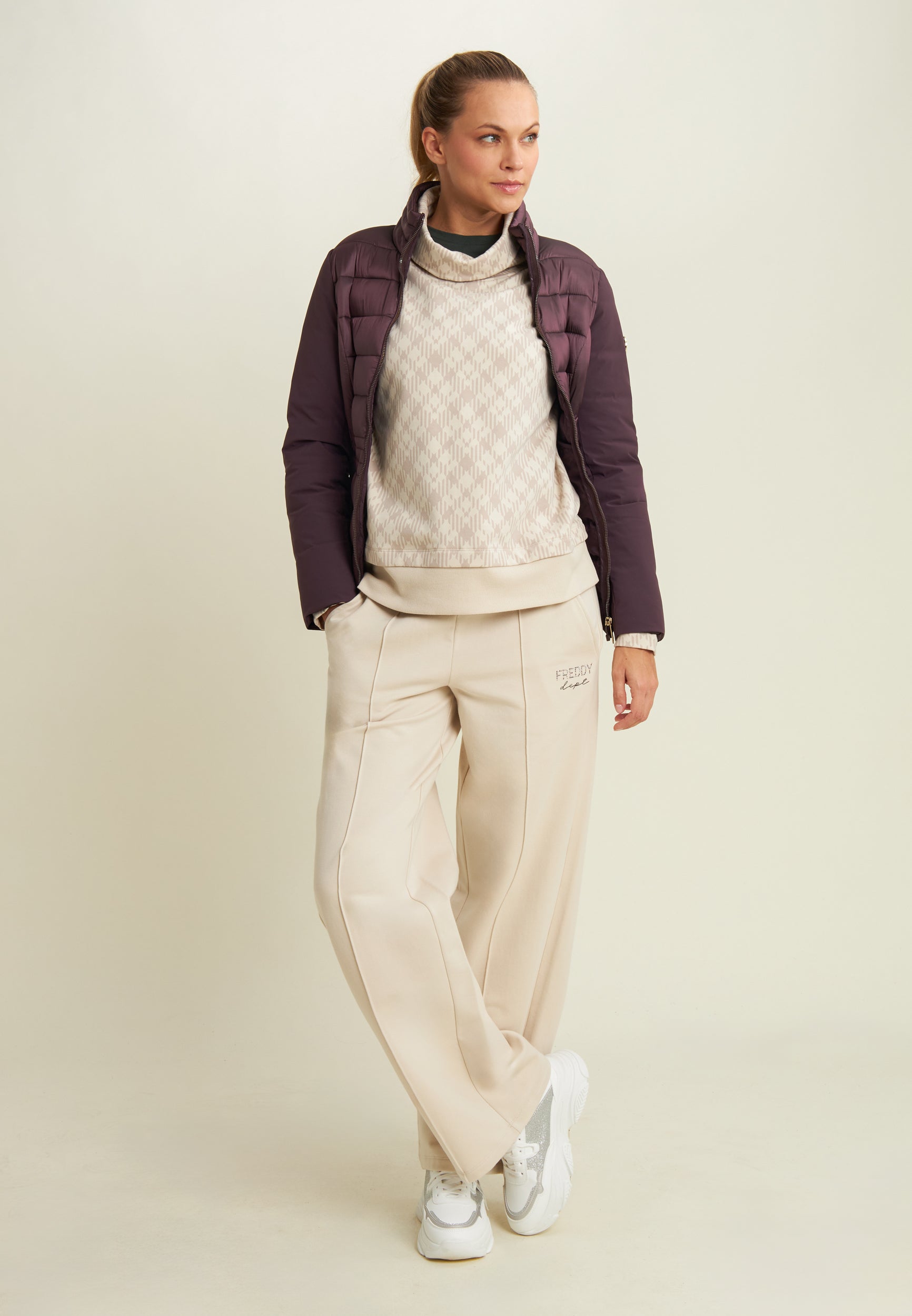 freddy-pantaloni-wide-leg-donna-con-cucitura-centrale-e-logo-in-borchie image 2