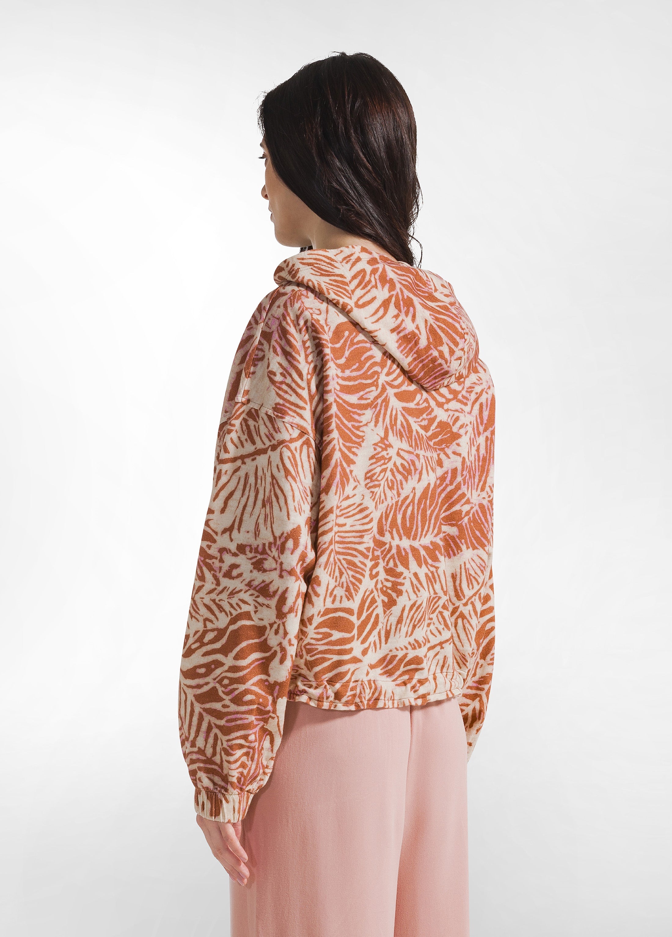 deha-felpa-con-zip-stampa-foglie-fiammata-marrone image 2