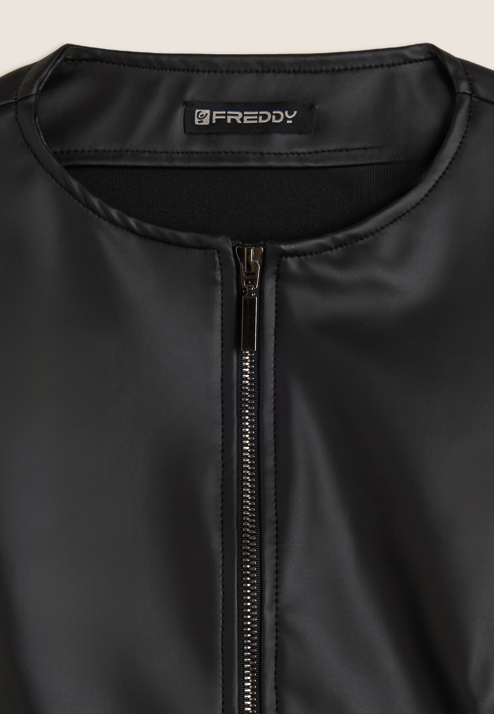freddy-giacca-cropped-in-similpelle-con-zip-in-metallo image 3