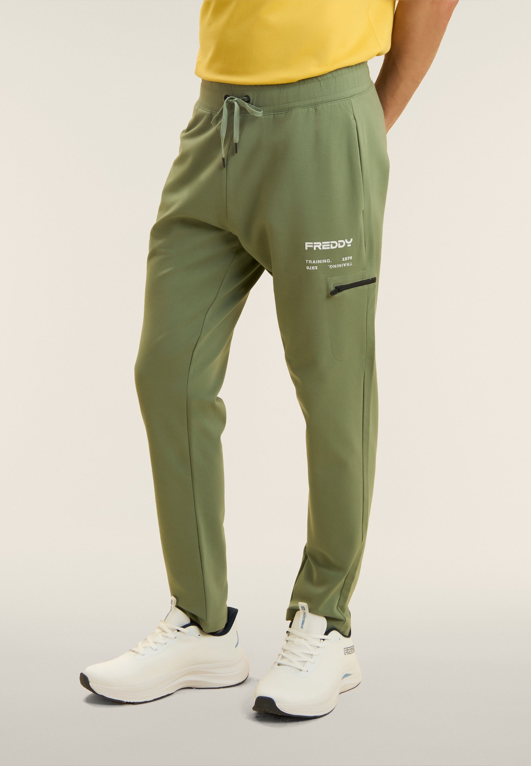 freddy-pantaloni-sportivi-uomo-gamba-dritta-con-tasca-laterale-zip-e-logo image 1