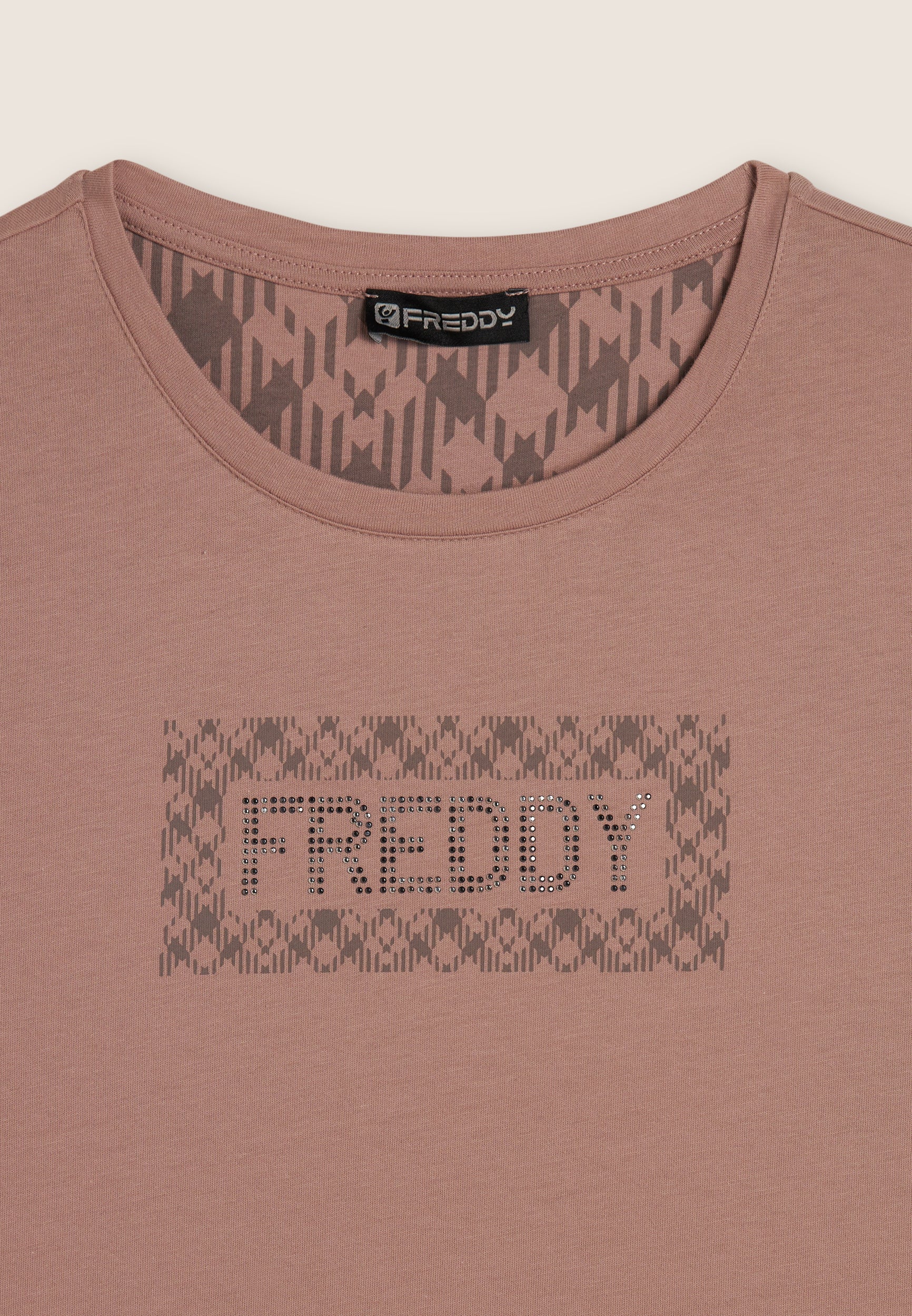 freddy-wr-up-t-shirt-regular-logo-con-grafica-geometrica-e-borchie image 7