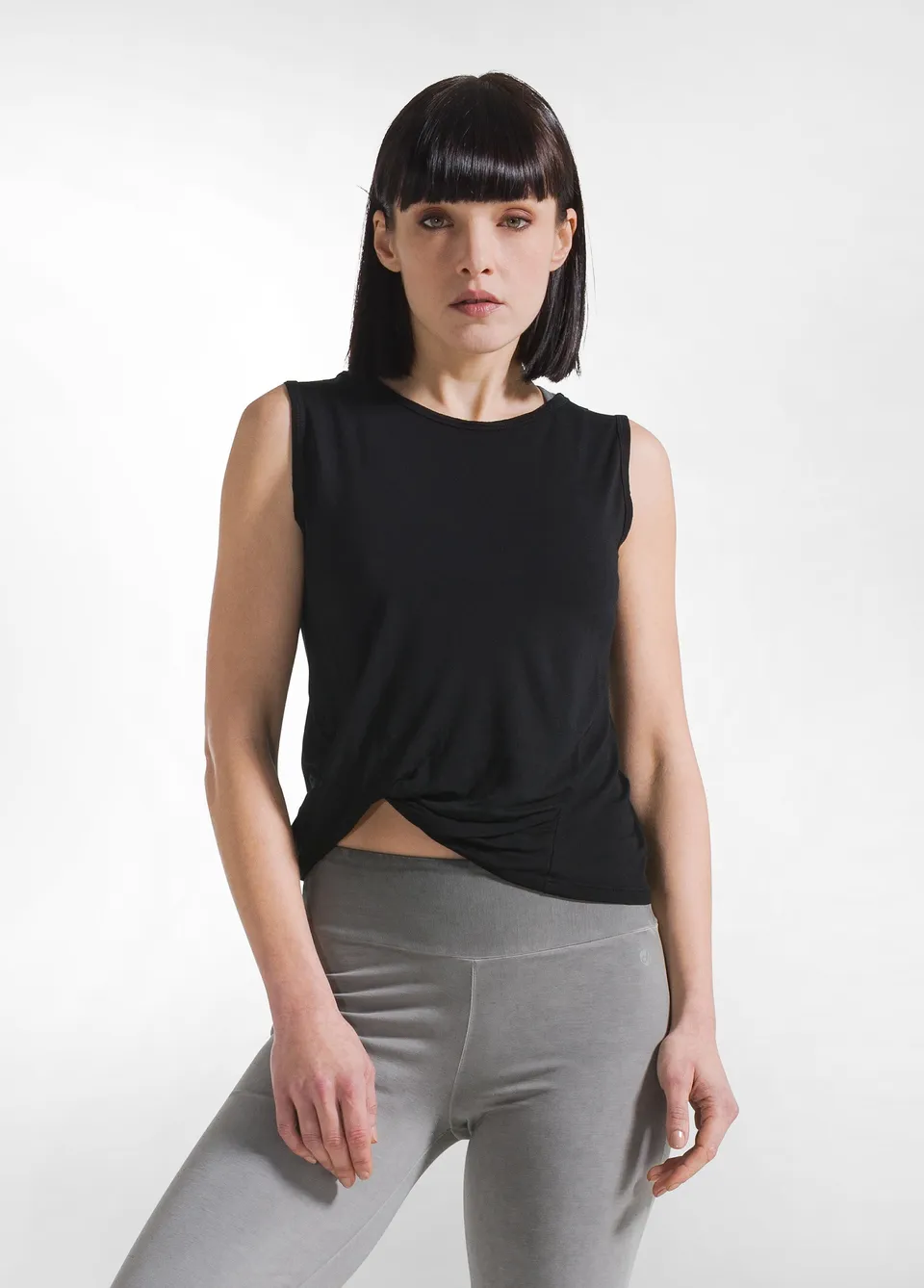 deha-canotta-yoga-con-nodo-frontale-nera-top-donna image 1