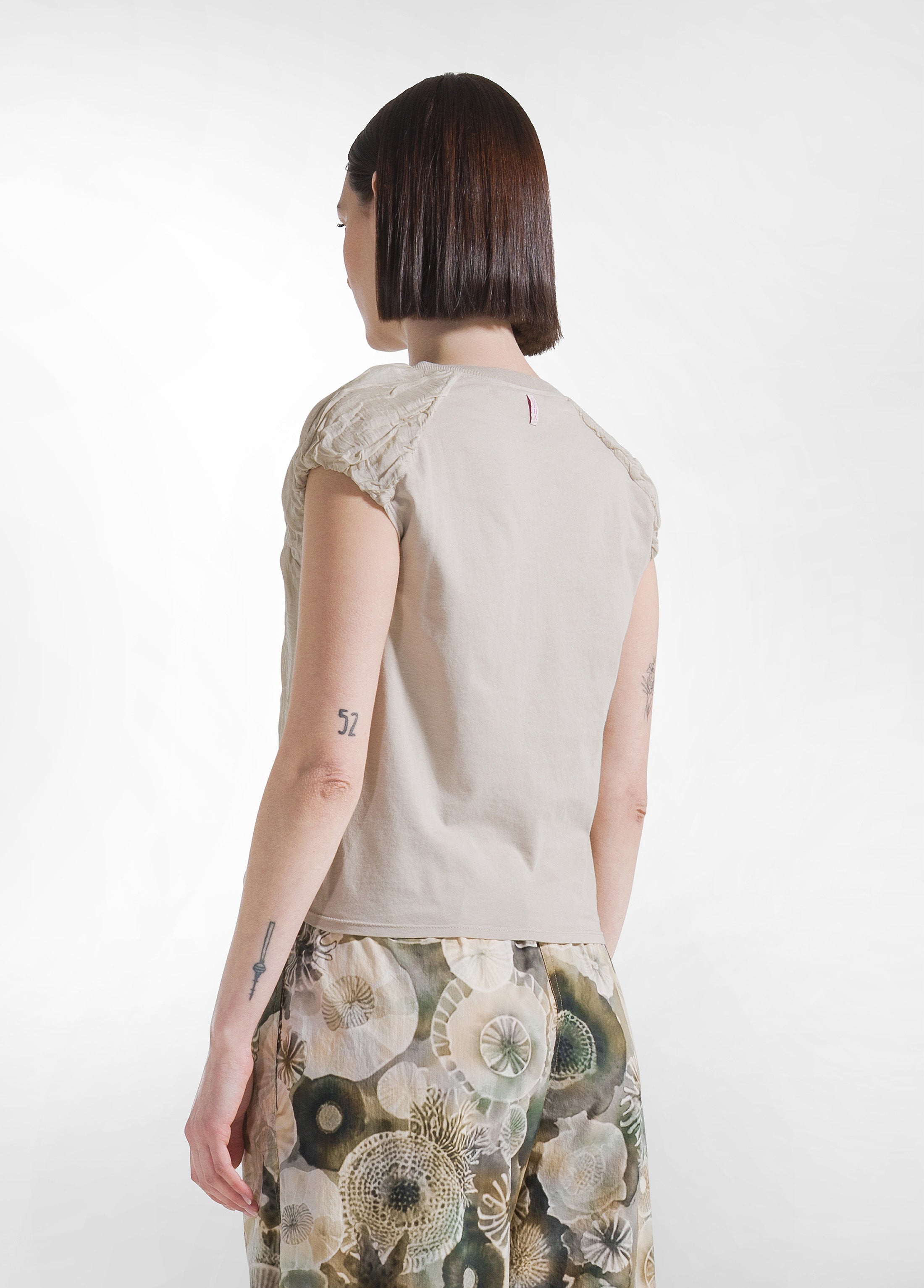 deha-top-in-cotone-leggero-con-strati-in-seta-beige image 2