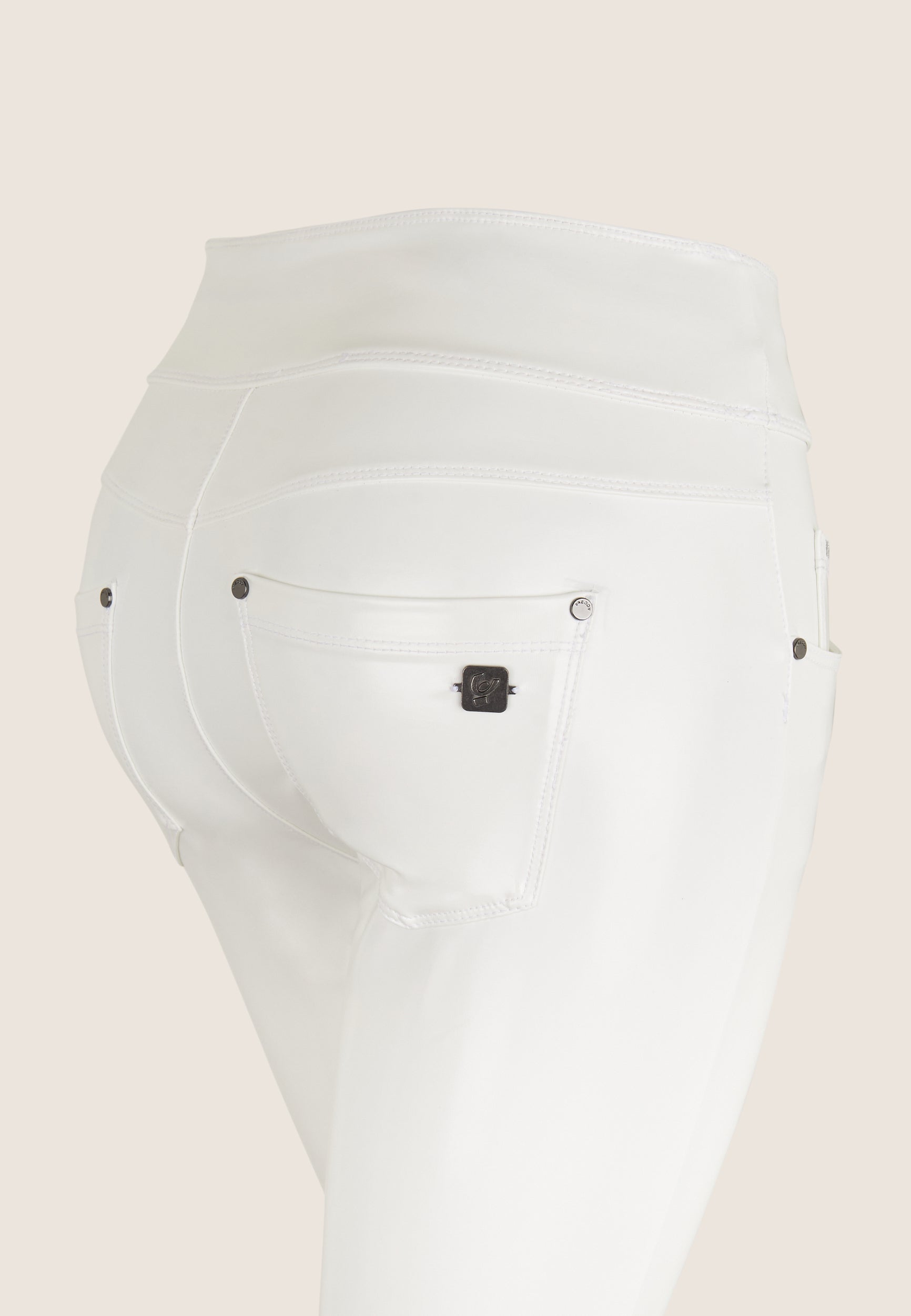 freddy-pantaloni-n-o-w-skinny-vita-media-in-similpelle-lucida-bianca image 6