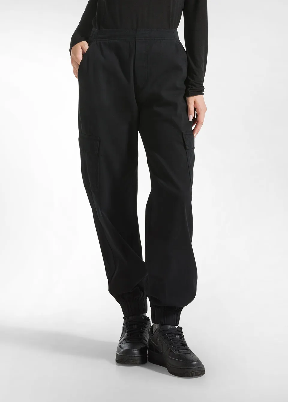 deha-pantaloni-cargo-in-gabardina-nero-a00618 image 1