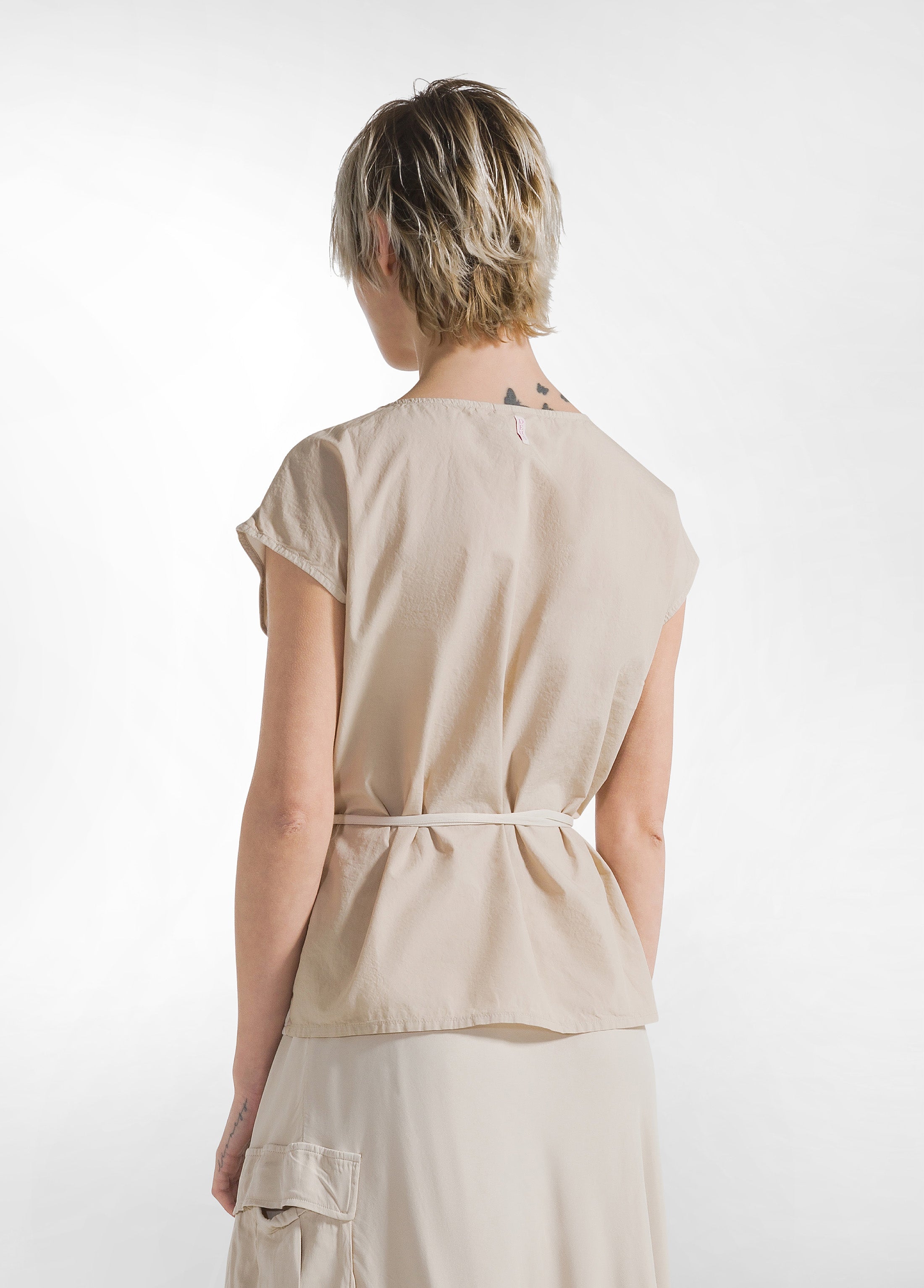 deha-blusa-in-raso-e-popeline-beige-smanicata image 2