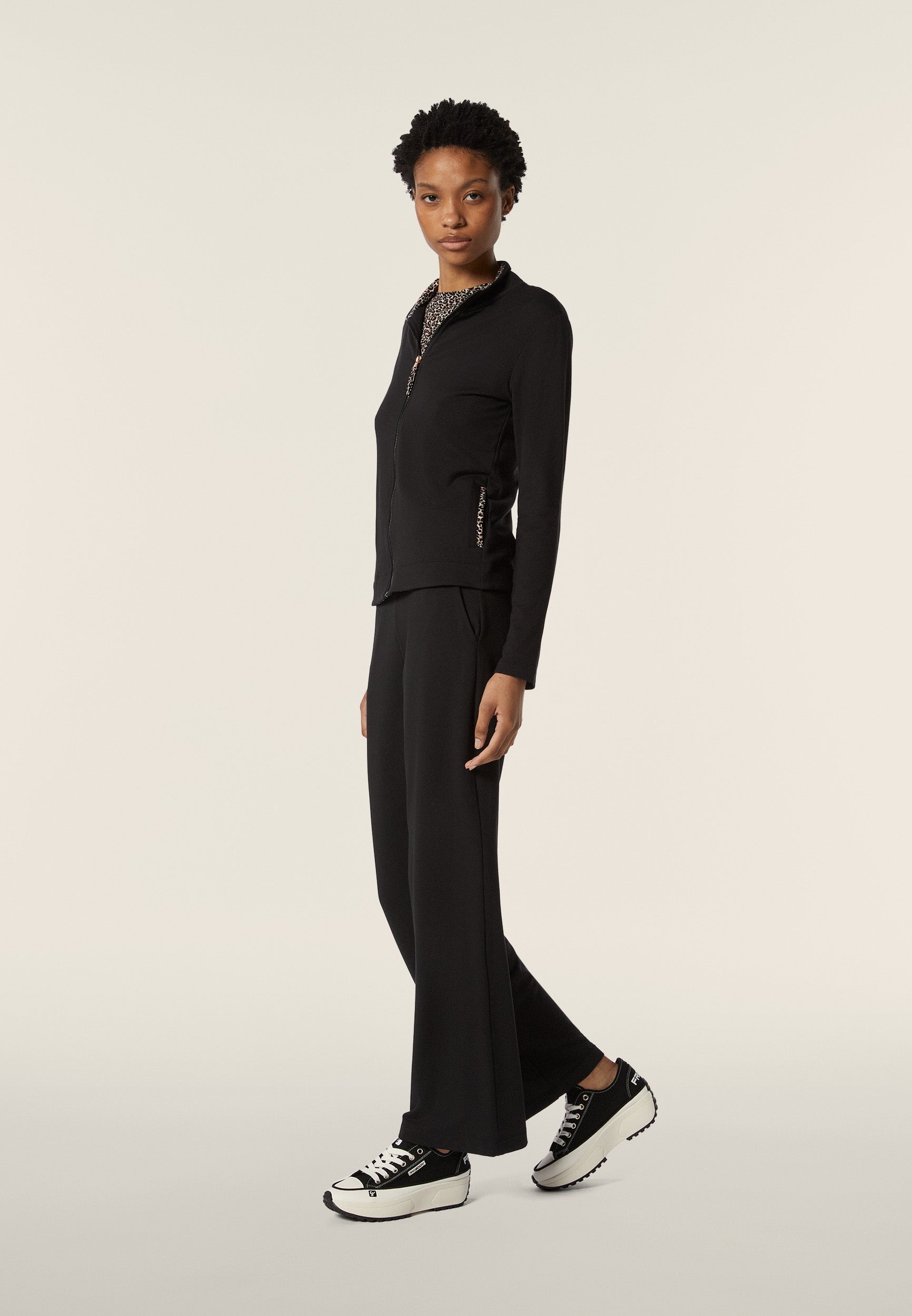 freddy-felpa-donna-slim-fit-con-zip-e-collo-alto-dettagli-leopardati image 2
