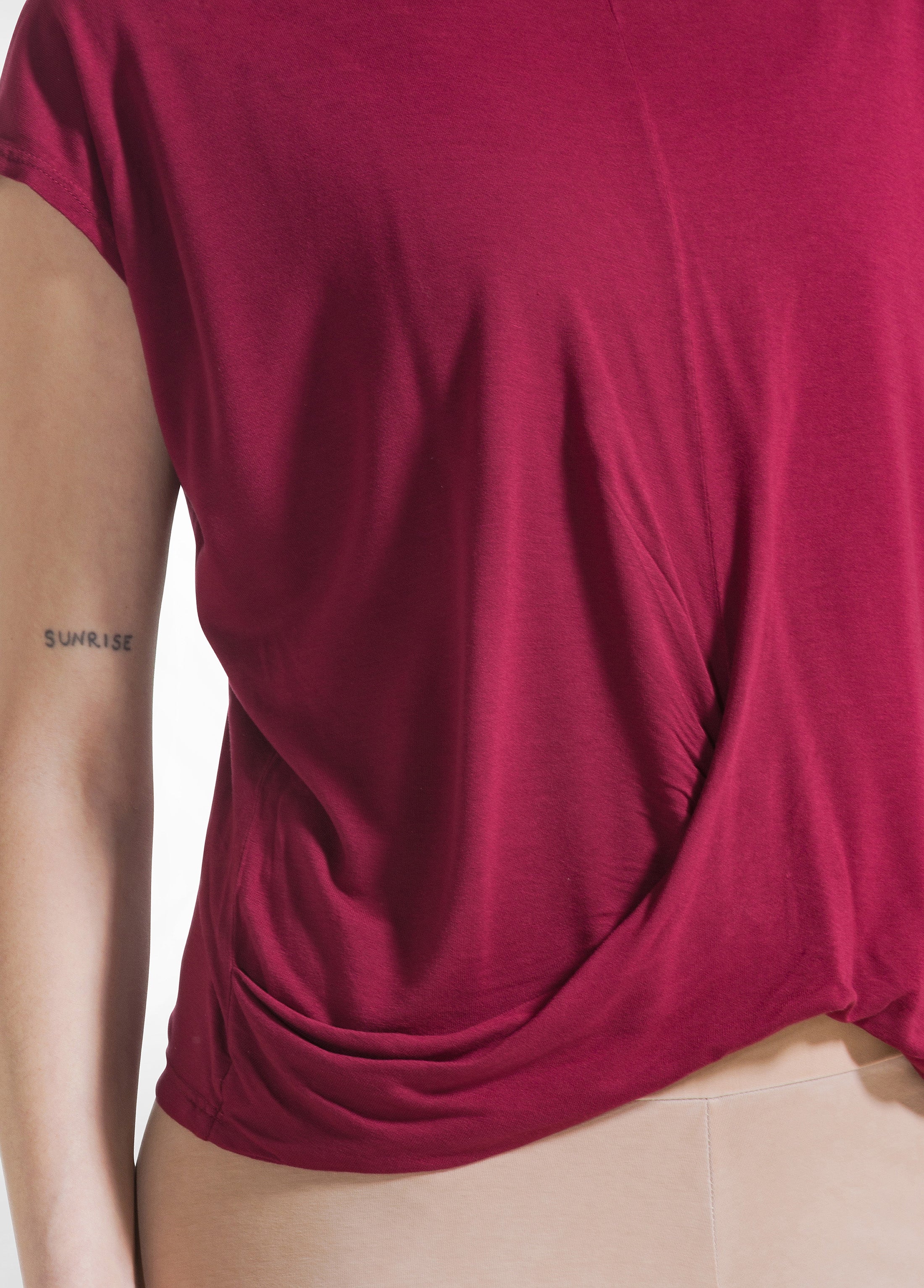 deha-d42041-t-shirt-yoga-con-nodo-frontale-rossa image 3