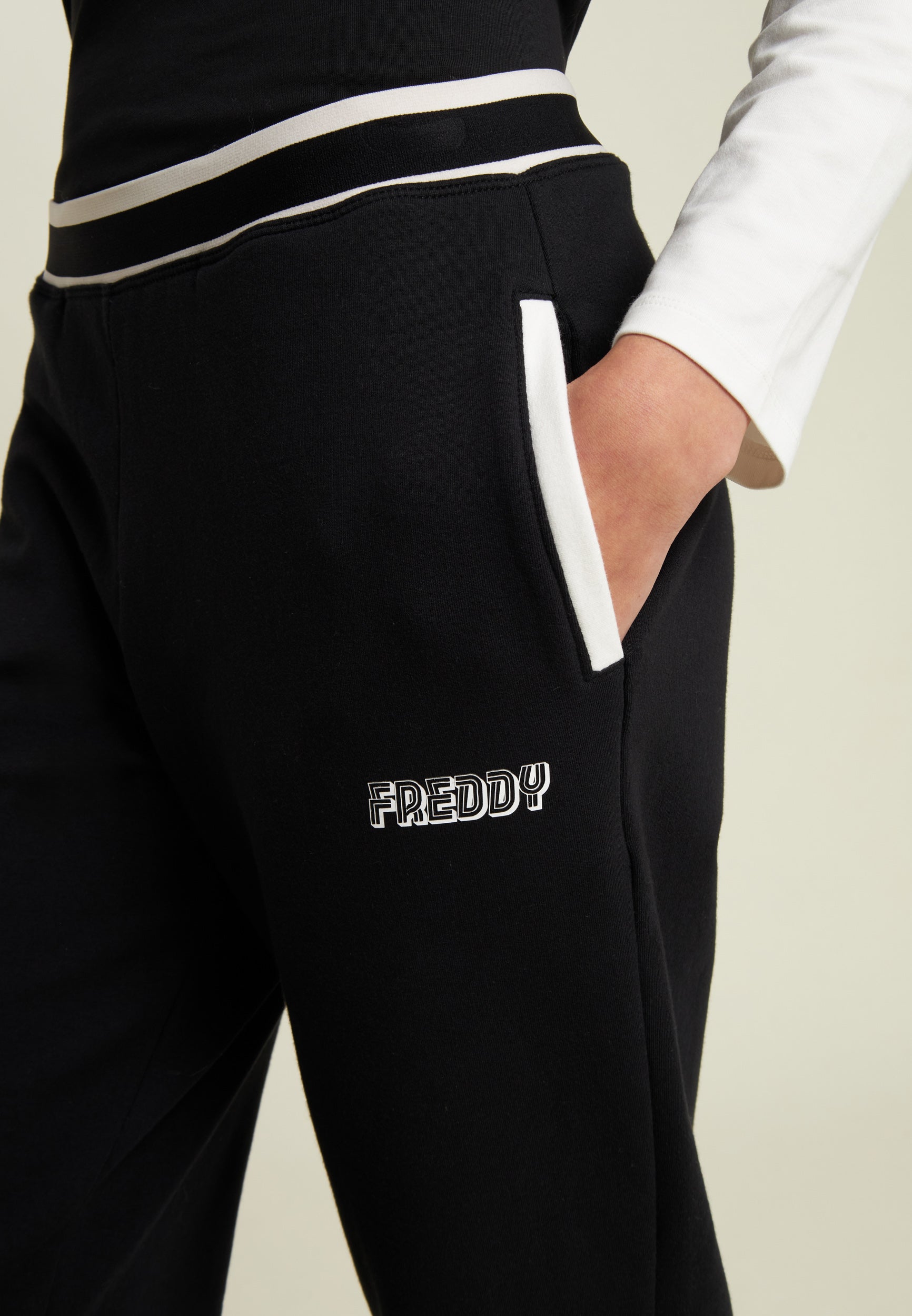 freddy-pantaloni-regular-in-felpa-nera-con-righe-bianche image 4